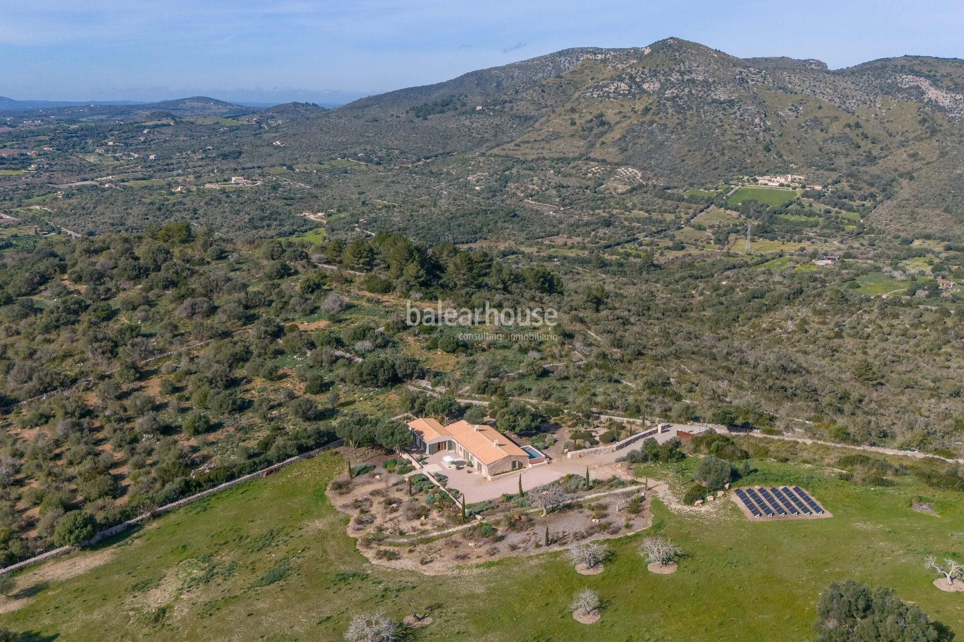 An exclusive estate near beautiful coves, surrounded by silence and nature