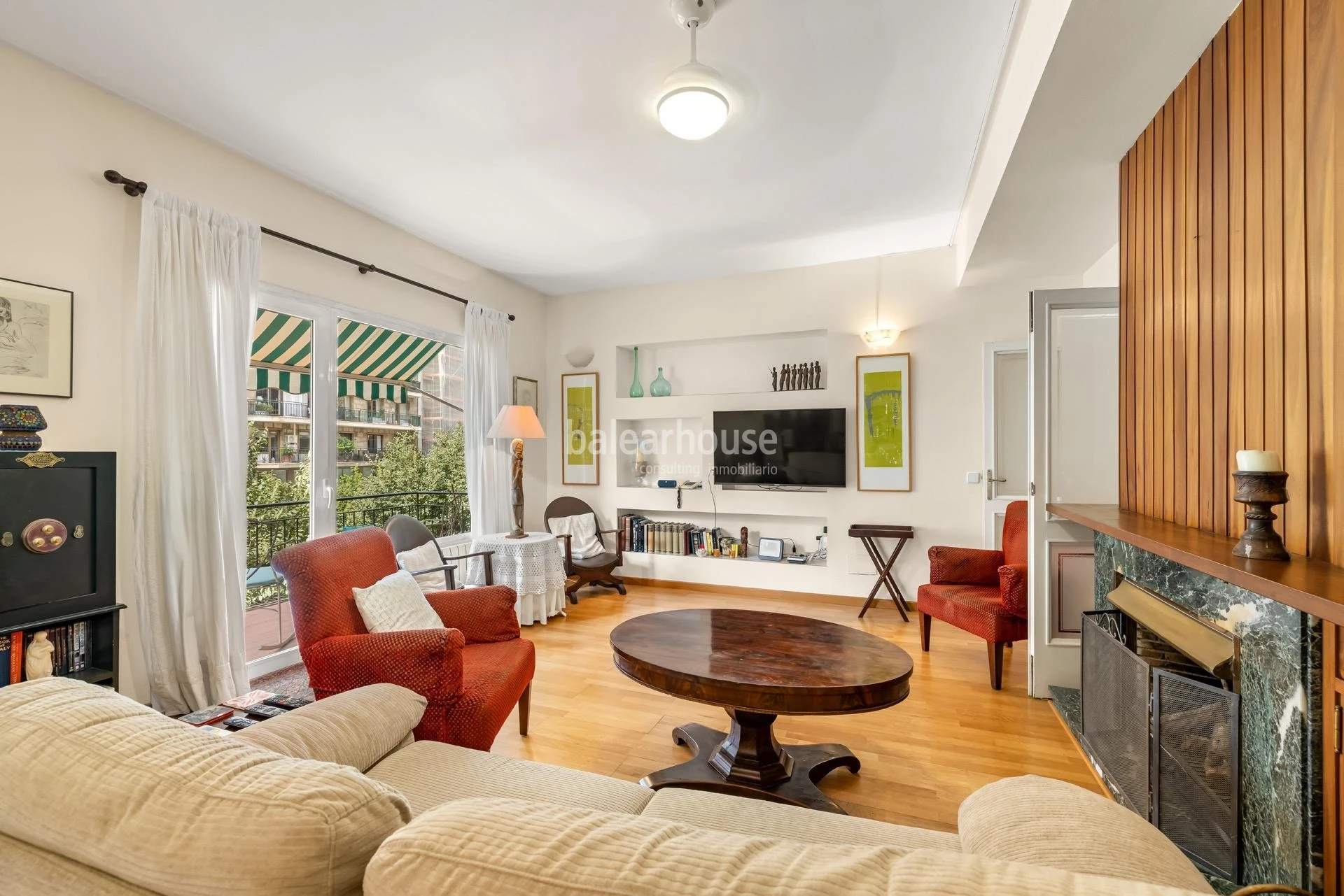 Spacious apartment with terraces and city views on Jaime III Avenue