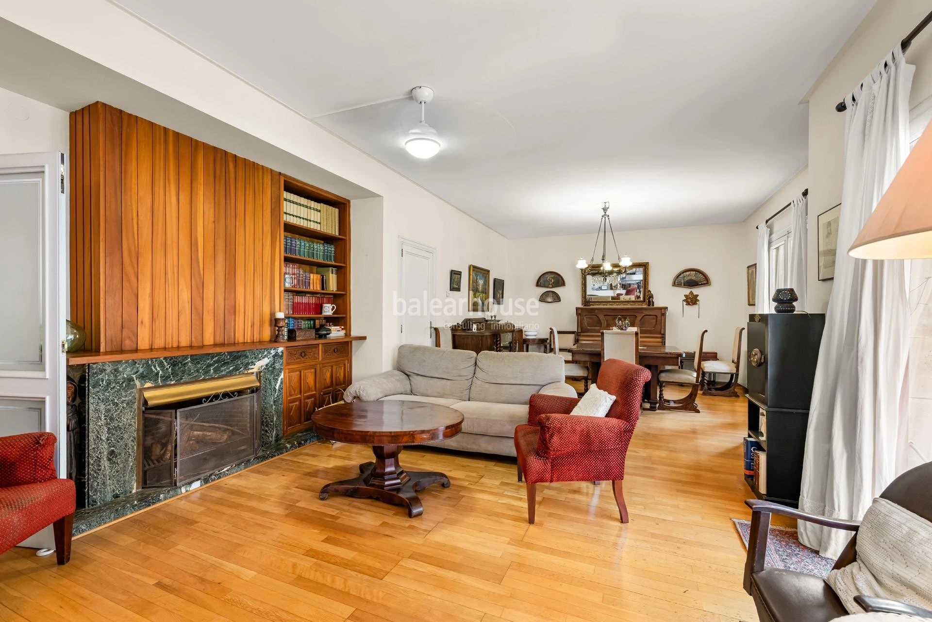 Spacious apartment with terraces and city views on Jaime III Avenue