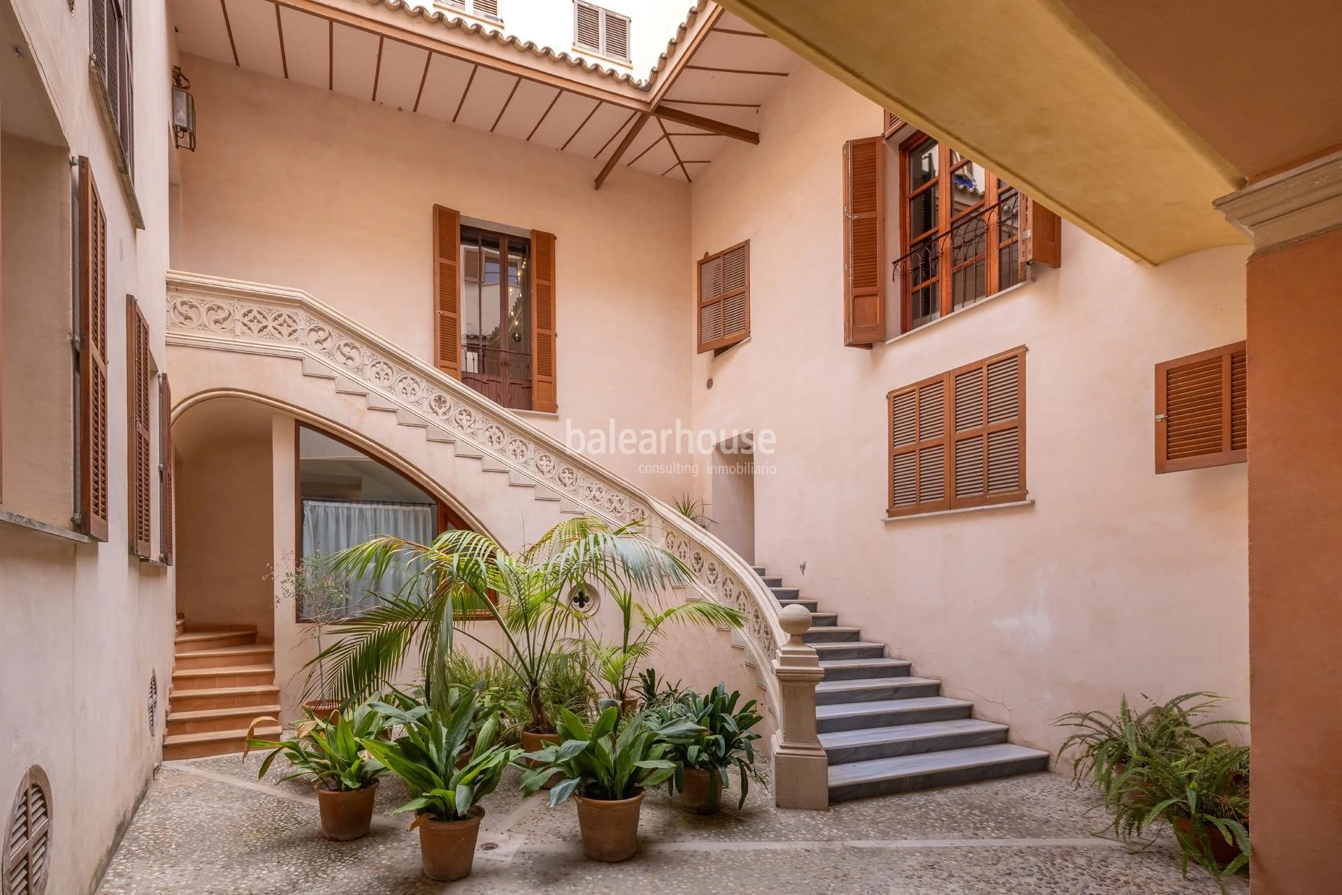 Arquitectura tradicional y diseño en una casa única en el centro histórico de Palma