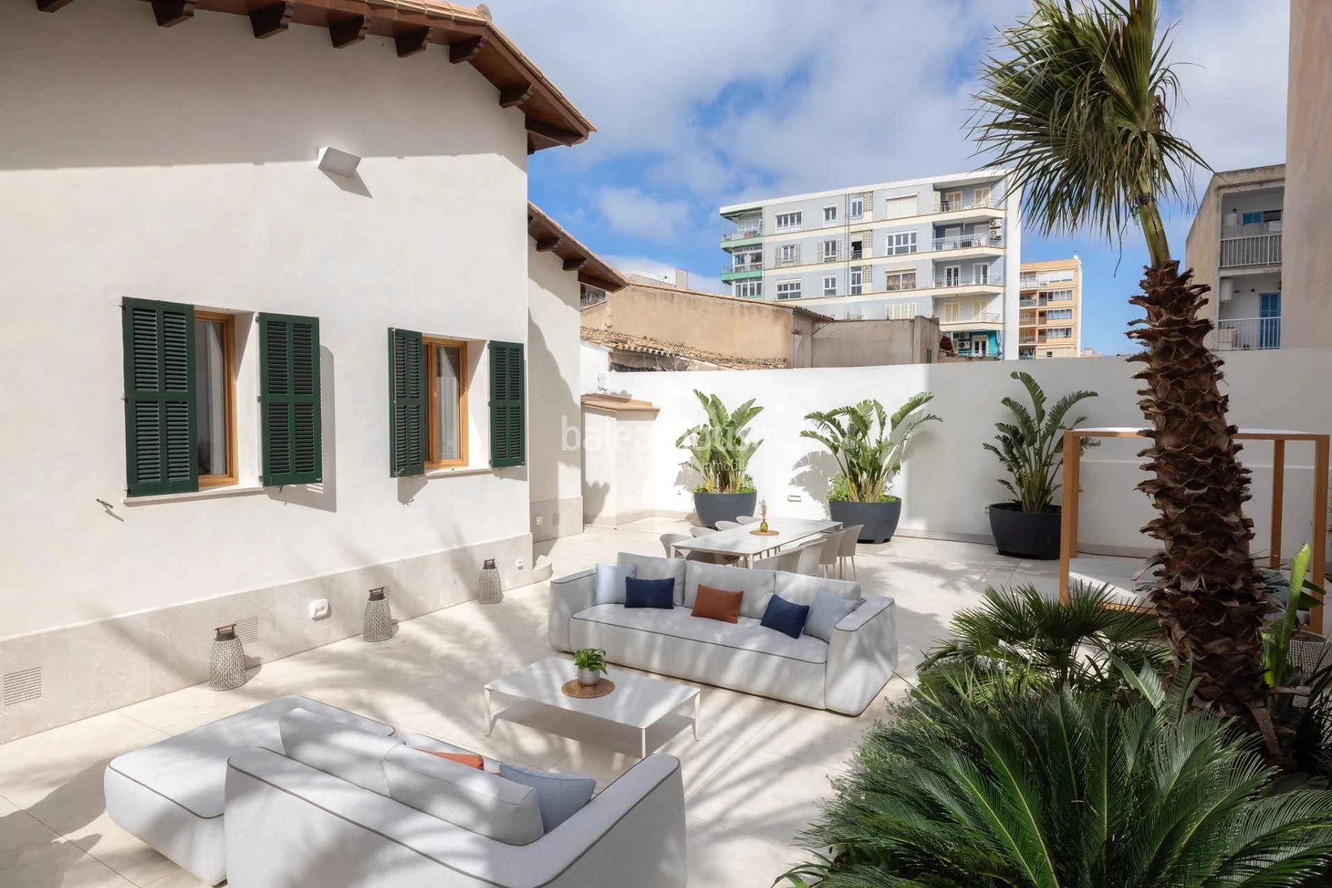 Casa mediterránea completamente reformada con gran terraza junto al mar en la playa de Palma