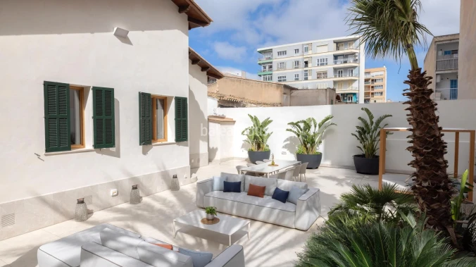 Casa mediterránea completamente reformada con gran terraza junto al mar en la playa de Palma