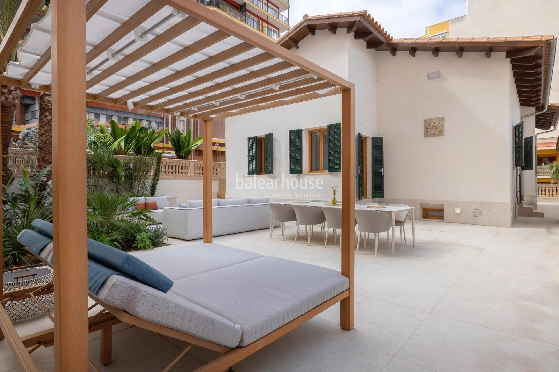 Casa mediterránea completamente reformada con gran terraza junto al mar en la playa de Palma