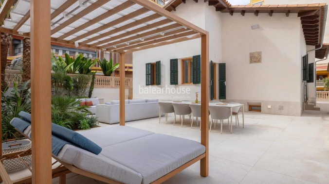 Casa mediterránea completamente reformada con gran terraza junto al mar en la playa de Palma