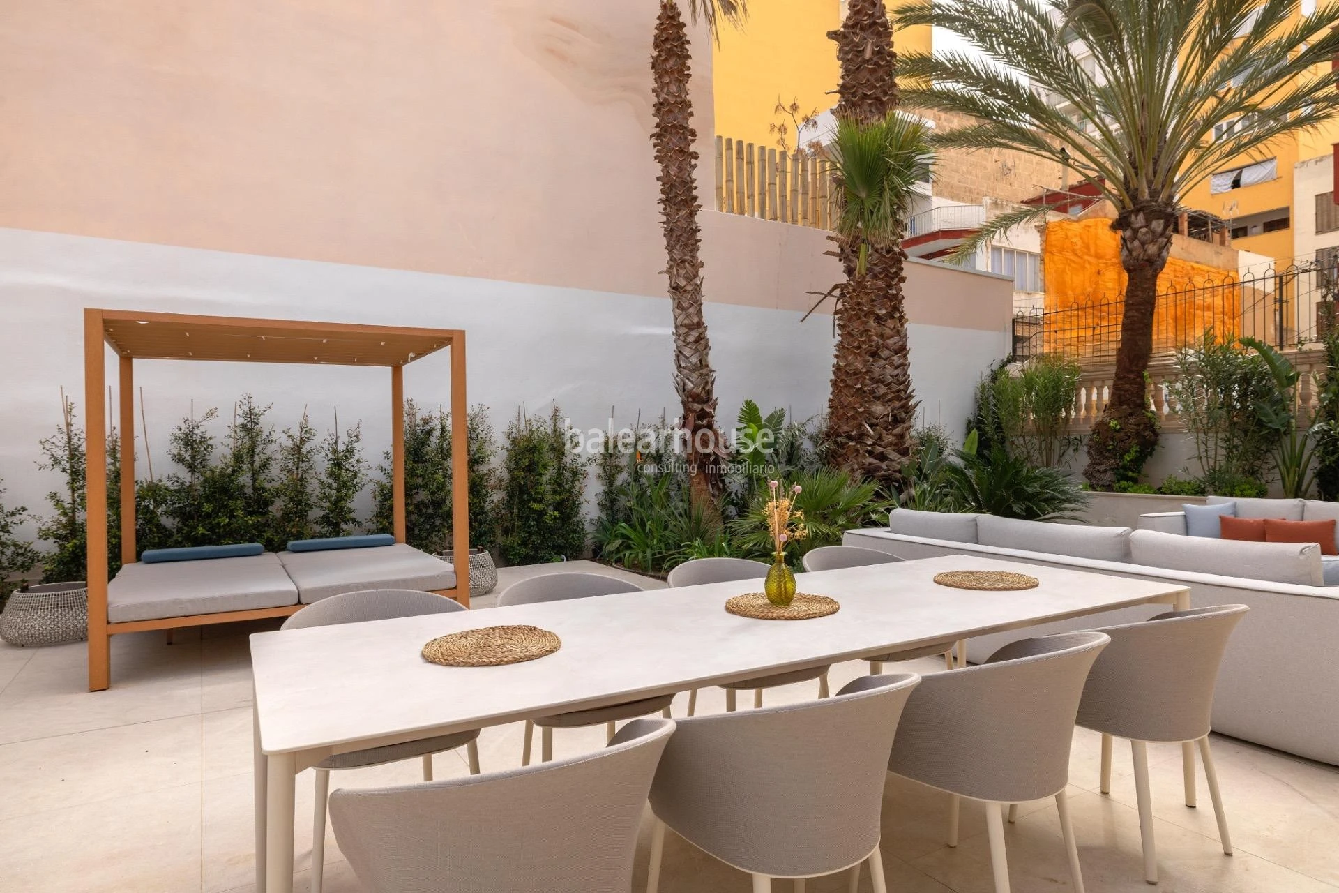 Casa mediterránea completamente reformada con gran terraza junto al mar en la playa de Palma