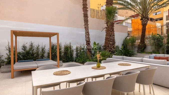 Casa mediterránea completamente reformada con gran terraza junto al mar en la playa de Palma