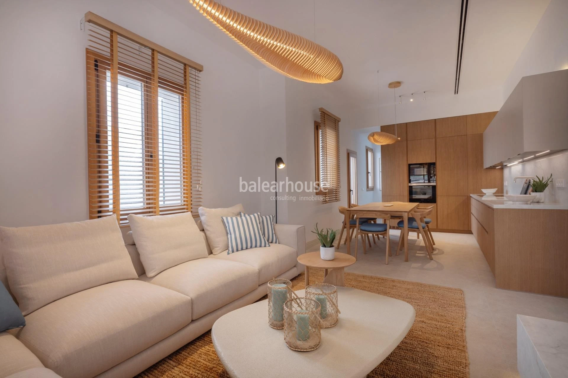 Casa mediterránea completamente reformada con gran terraza junto al mar en la playa de Palma
