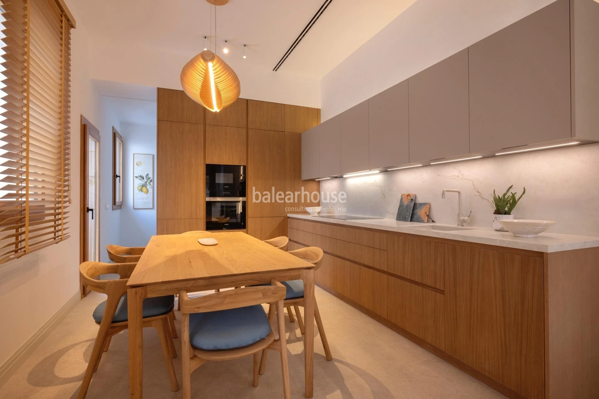 Casa mediterránea completamente reformada con gran terraza junto al mar en la playa de Palma