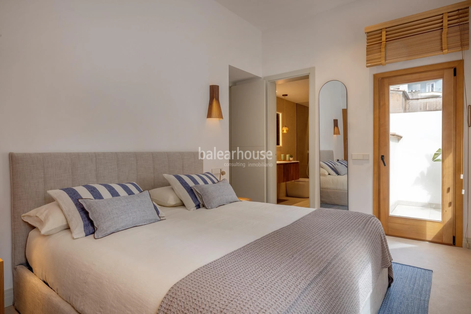 Casa mediterránea completamente reformada con gran terraza junto al mar en la playa de Palma
