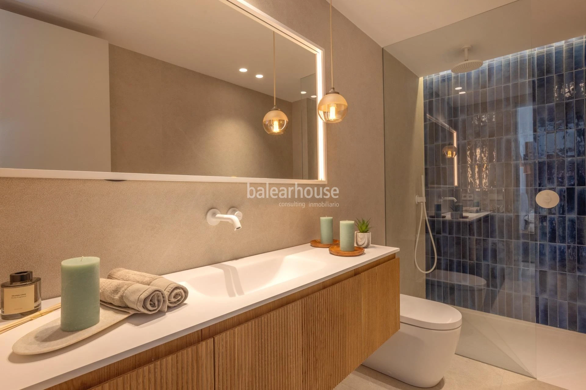 Casa mediterránea completamente reformada con gran terraza junto al mar en la playa de Palma