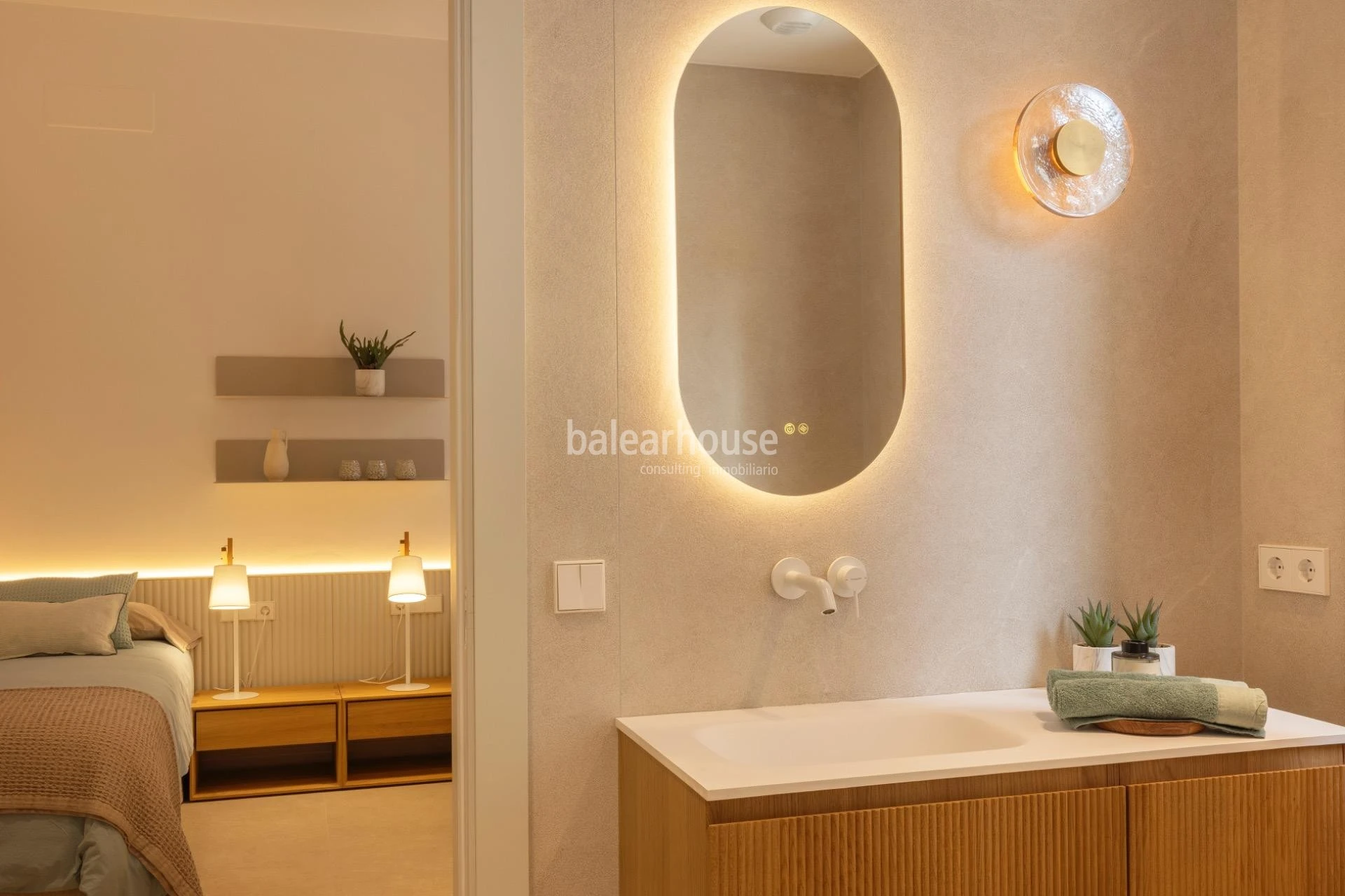 Casa mediterránea completamente reformada con gran terraza junto al mar en la playa de Palma