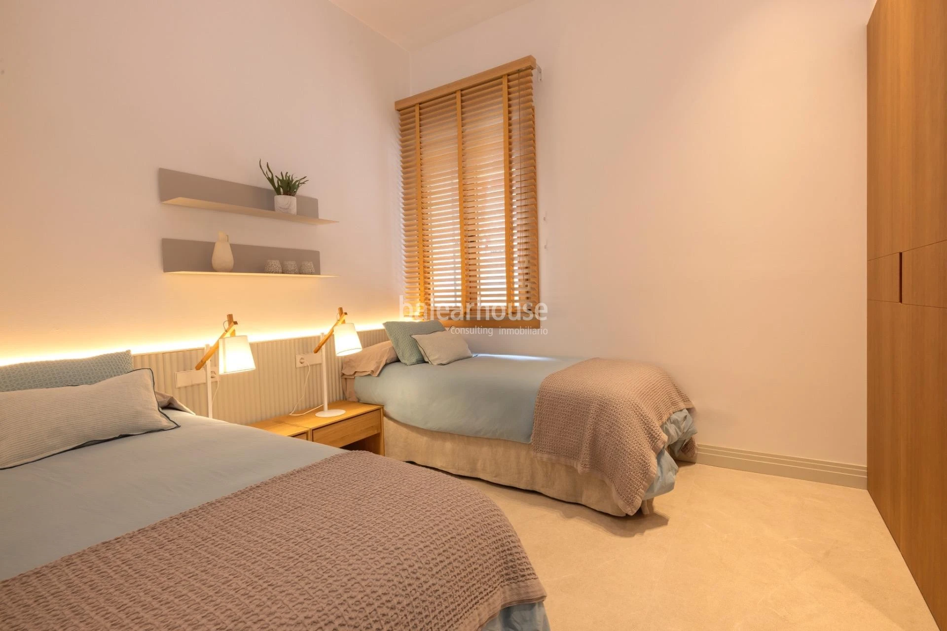 Casa mediterránea completamente reformada con gran terraza junto al mar en la playa de Palma