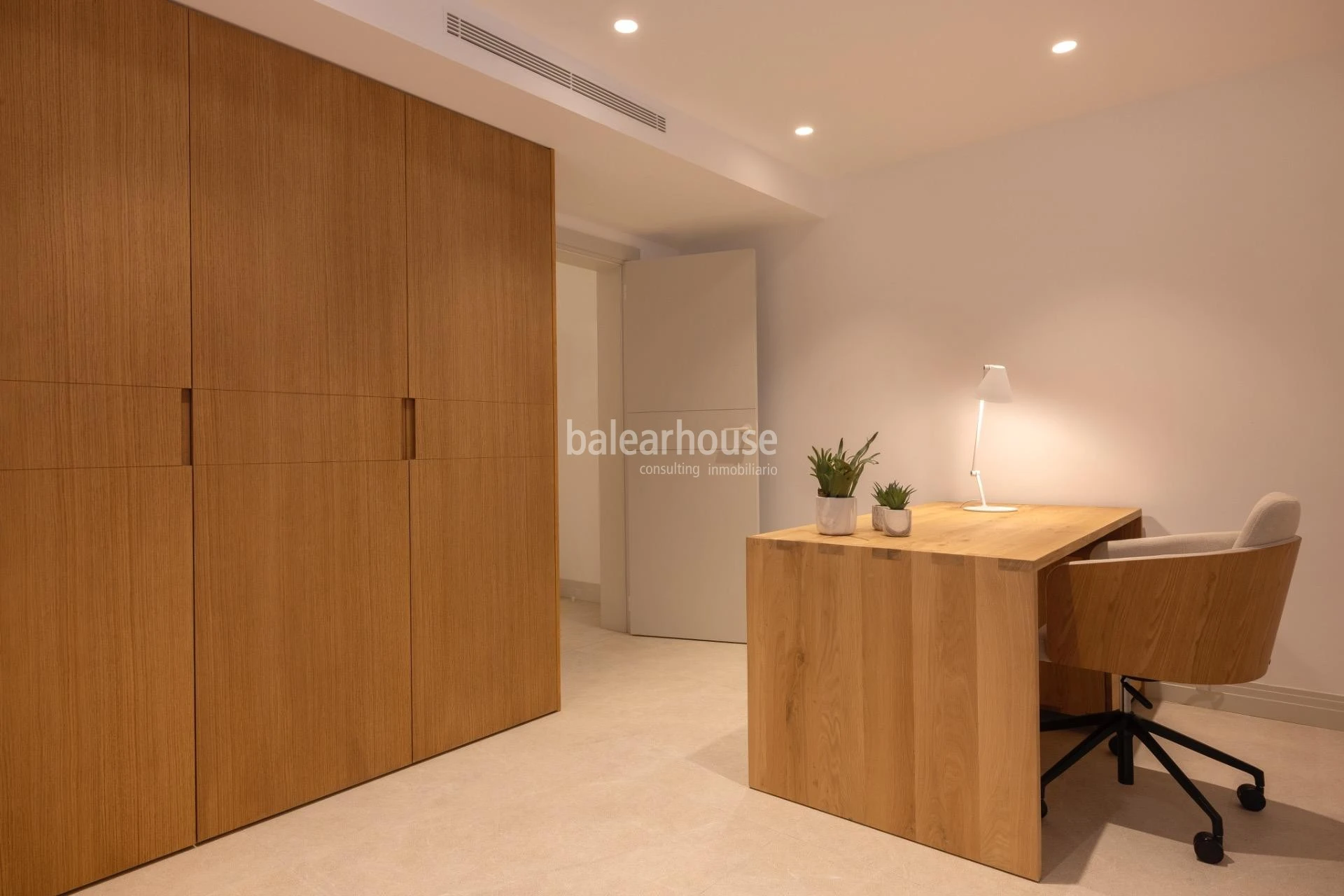 Casa mediterránea completamente reformada con gran terraza junto al mar en la playa de Palma