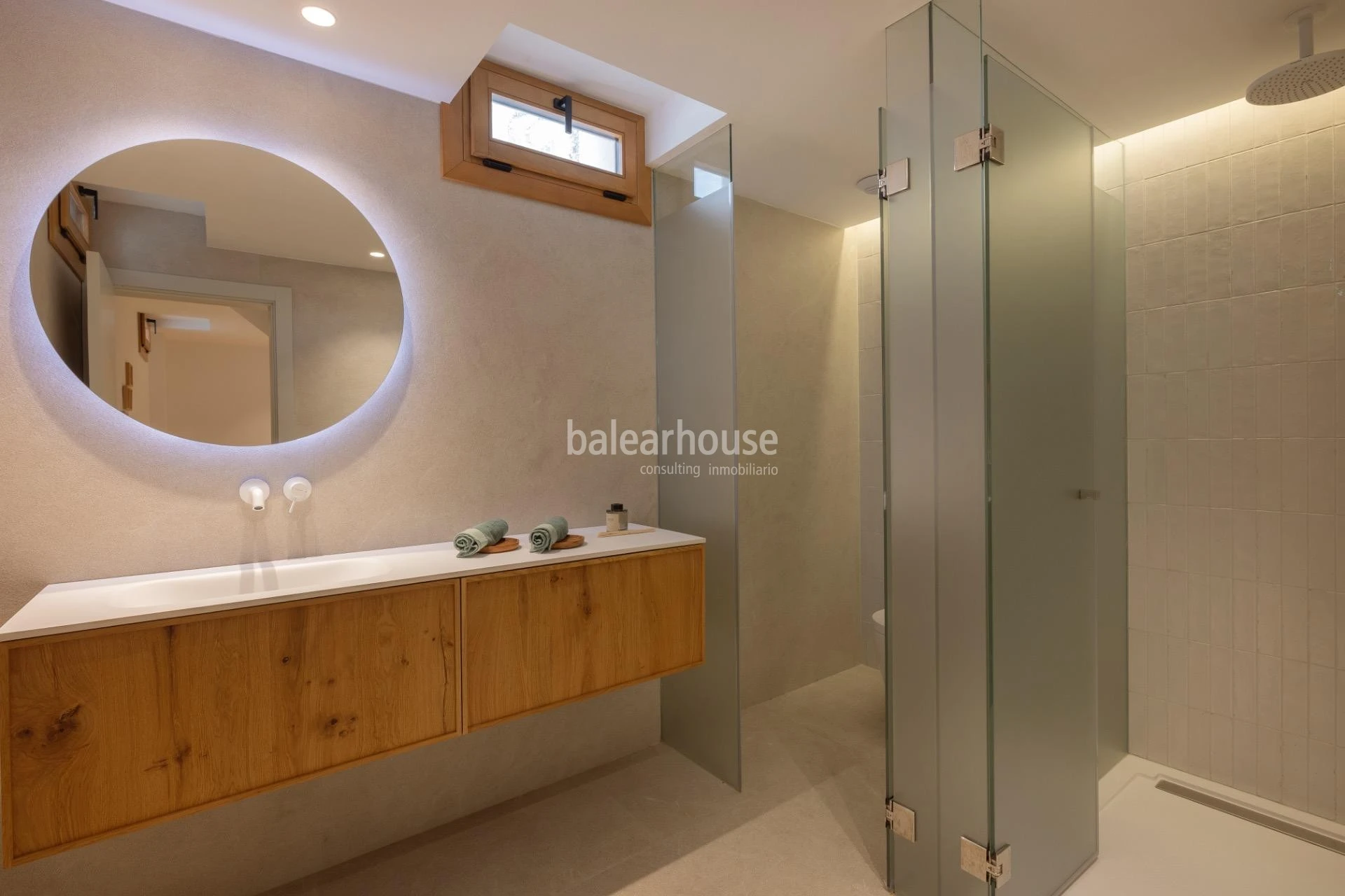 Casa mediterránea completamente reformada con gran terraza junto al mar en la playa de Palma