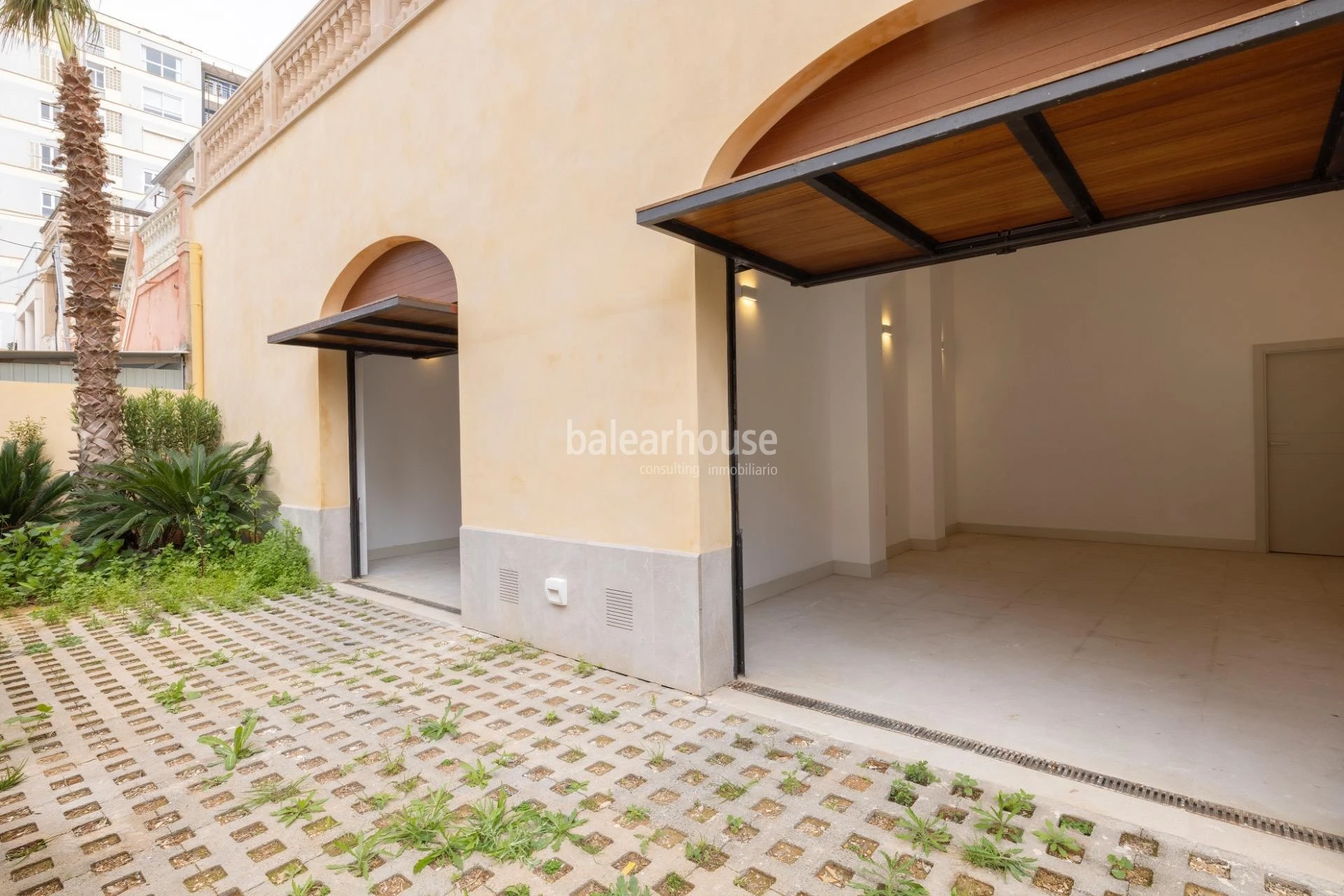 Casa mediterránea completamente reformada con gran terraza junto al mar en la playa de Palma