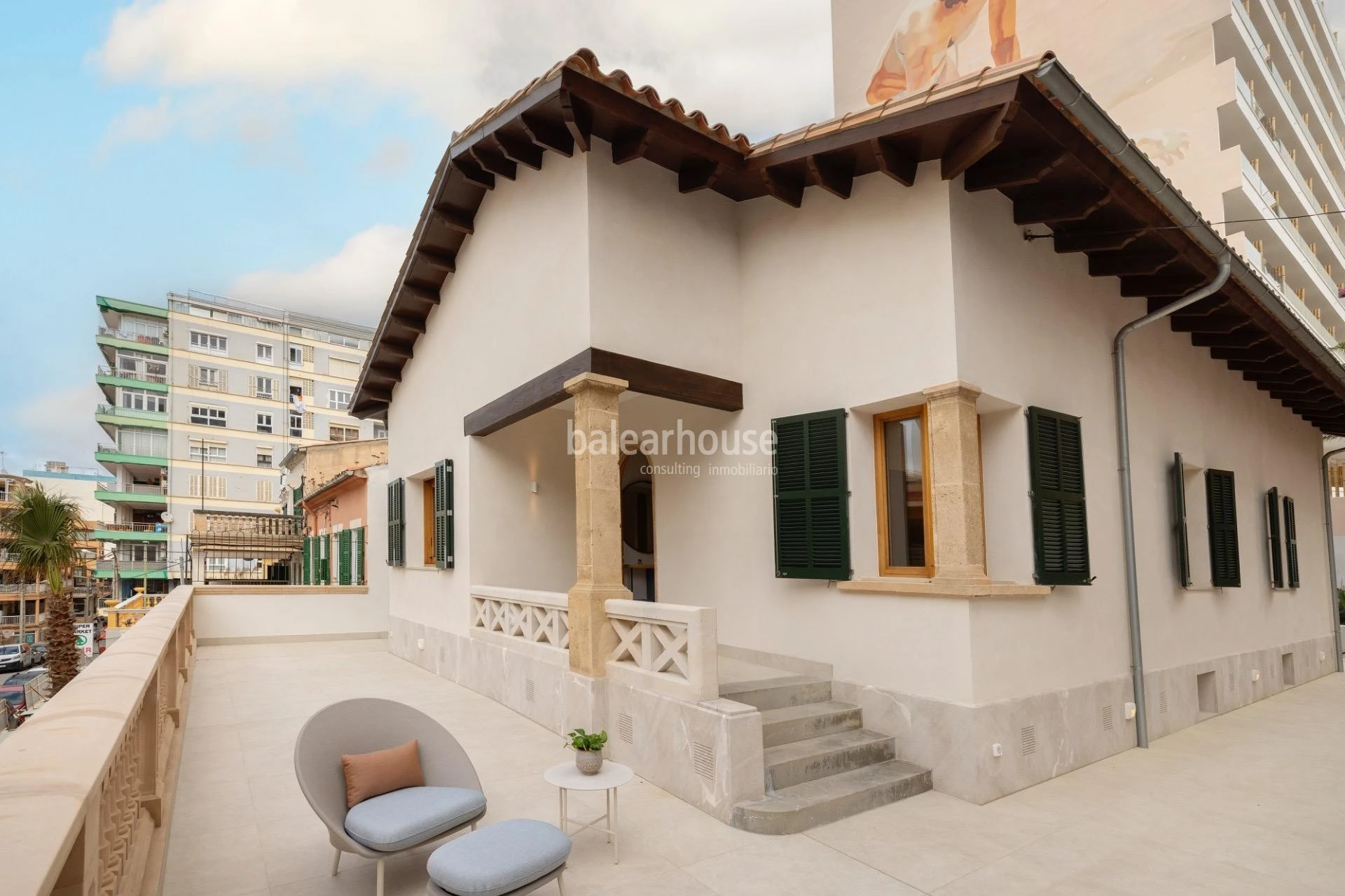 Casa mediterránea completamente reformada con gran terraza junto al mar en la playa de Palma