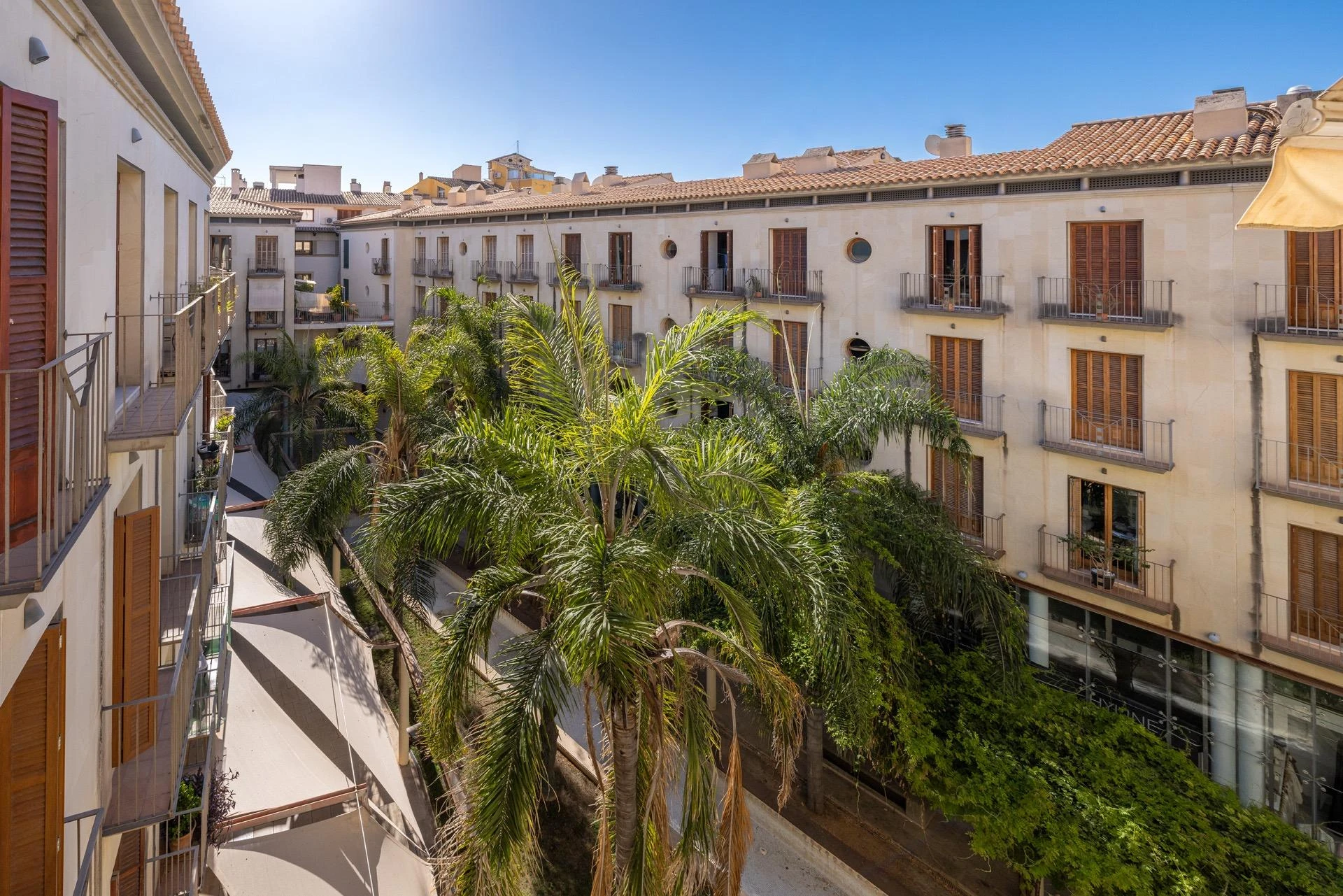 Elegante piso con terraza en un exclusivo edificio junto a la avenida de Jaime III en Palma