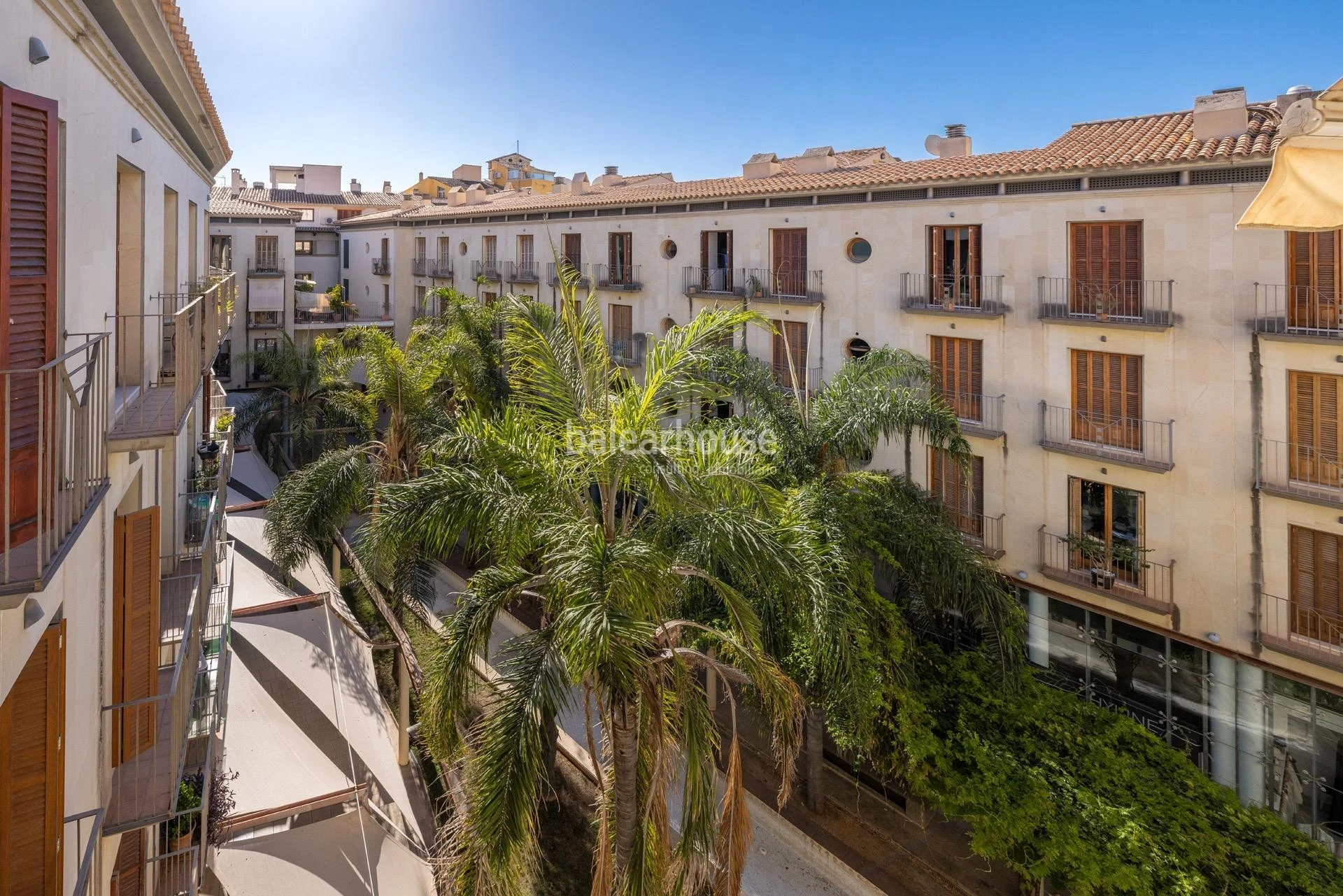 Elegante piso con terraza en un exclusivo edificio junto a la avenida de Jaime III en Palma
