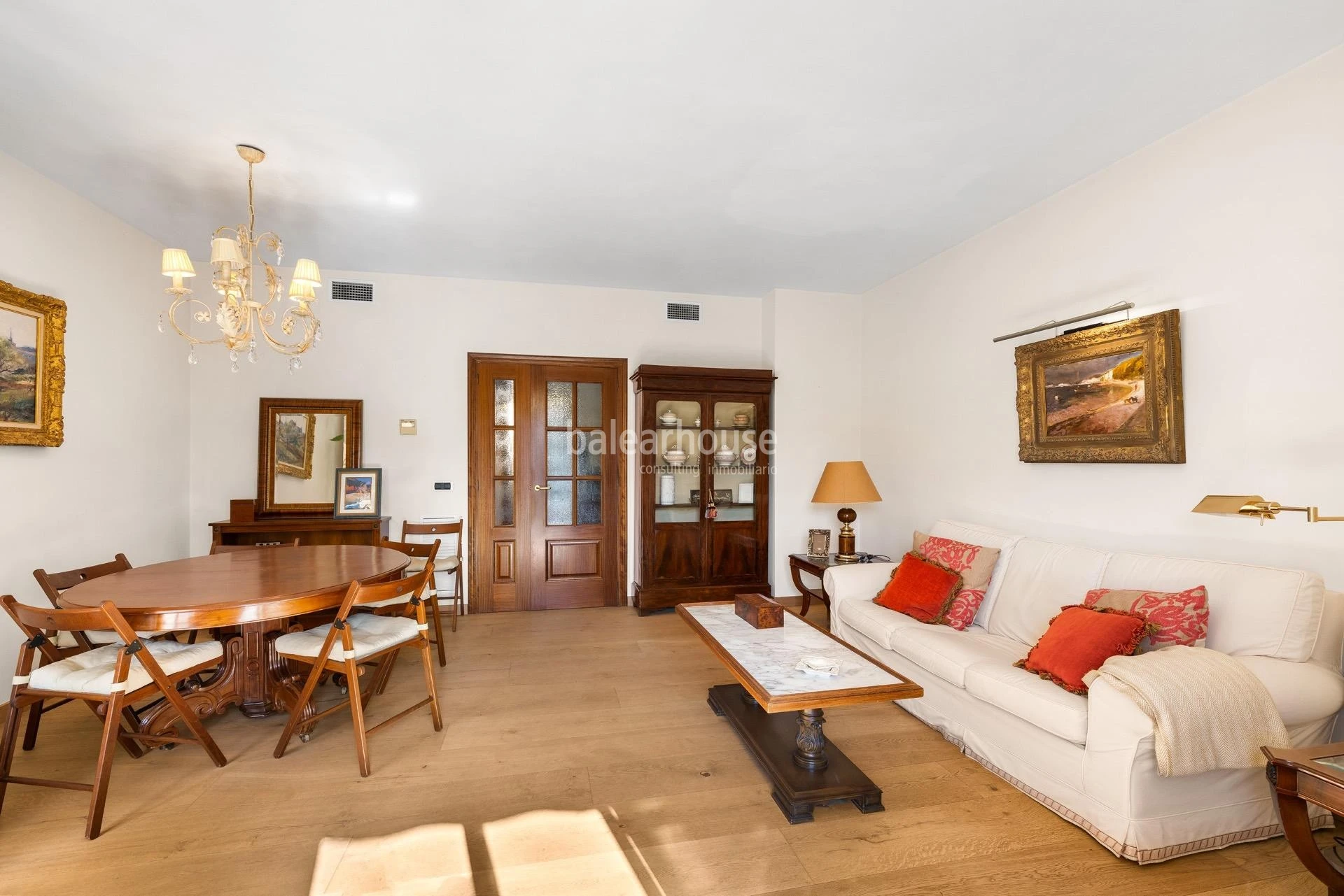 Elegante piso con terraza en un exclusivo edificio junto a la avenida de Jaime III en Palma