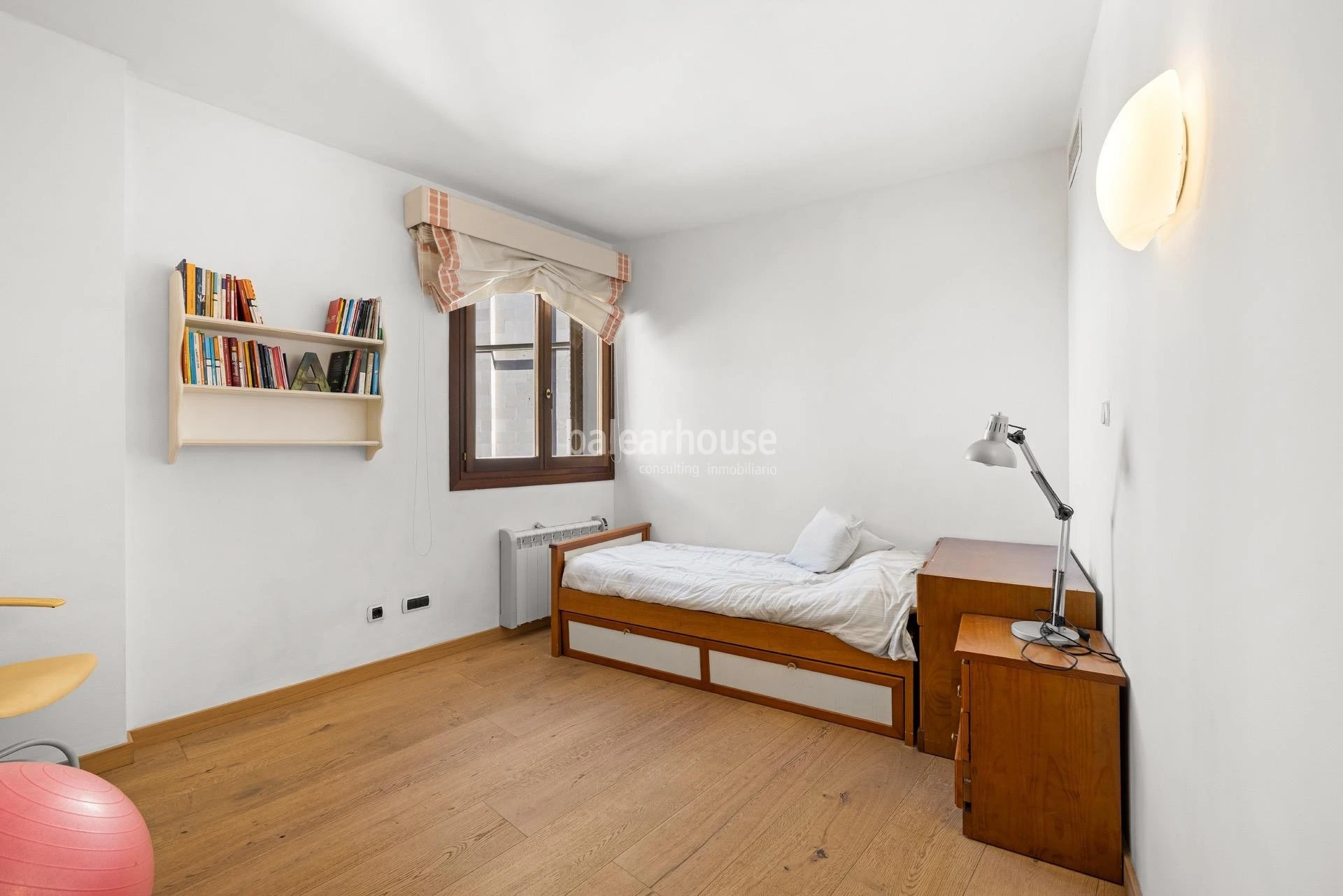 Elegante piso con terraza en un exclusivo edificio junto a la avenida de Jaime III en Palma
