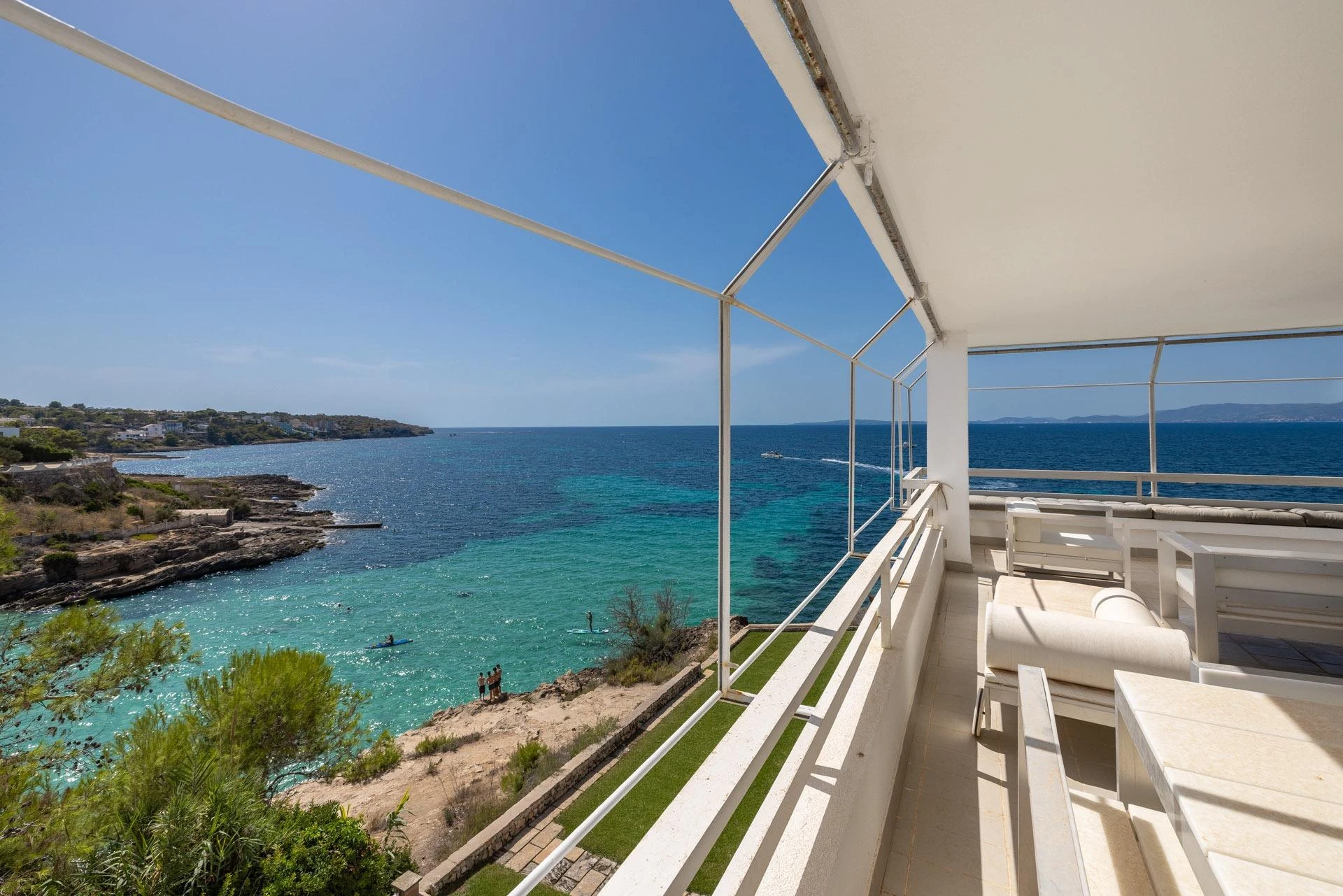 Spacious first-line apartment in Cala Blava, with sweeping open sea views and direct access to the water