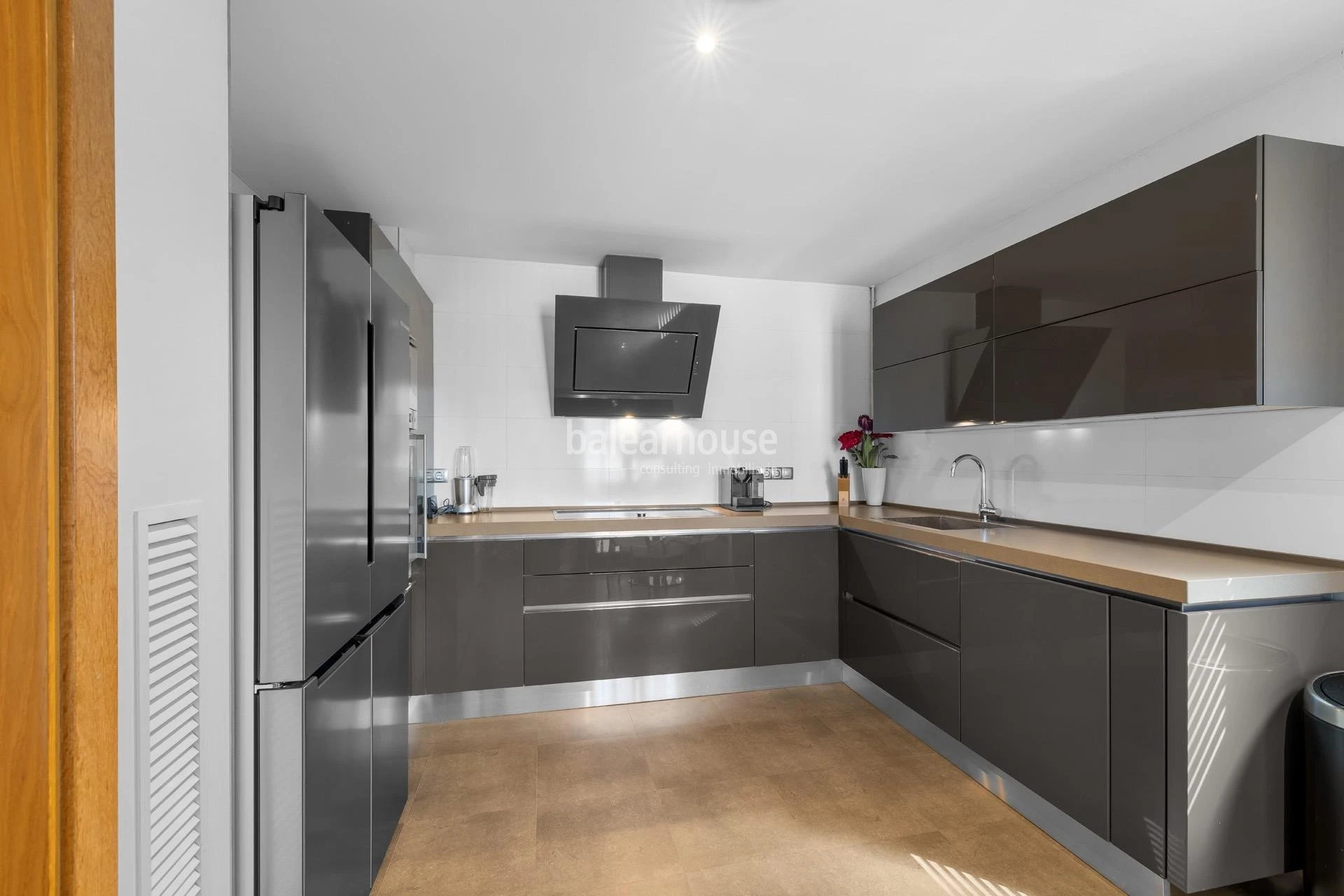 Designwohnung mit hochwertiger Ausstattung, Terrasse, Pool und schönem Meerblick in Portixol