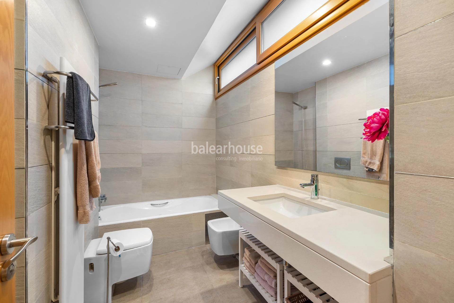 Designwohnung mit hochwertiger Ausstattung, Terrasse, Pool und schönem Meerblick in Portixol