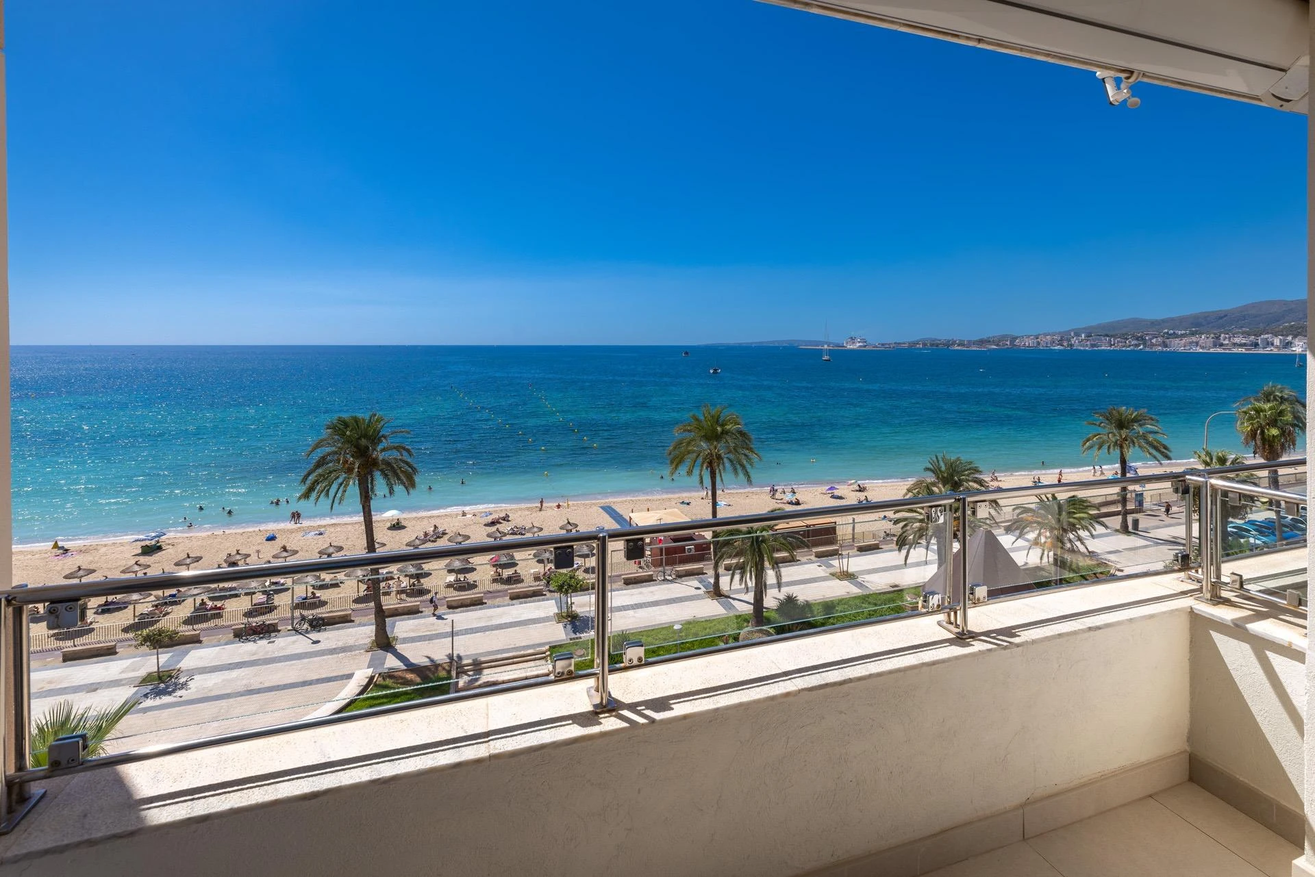 Espectaculares vistas al mar desde este luminoso piso situado en primera línea del Portixol