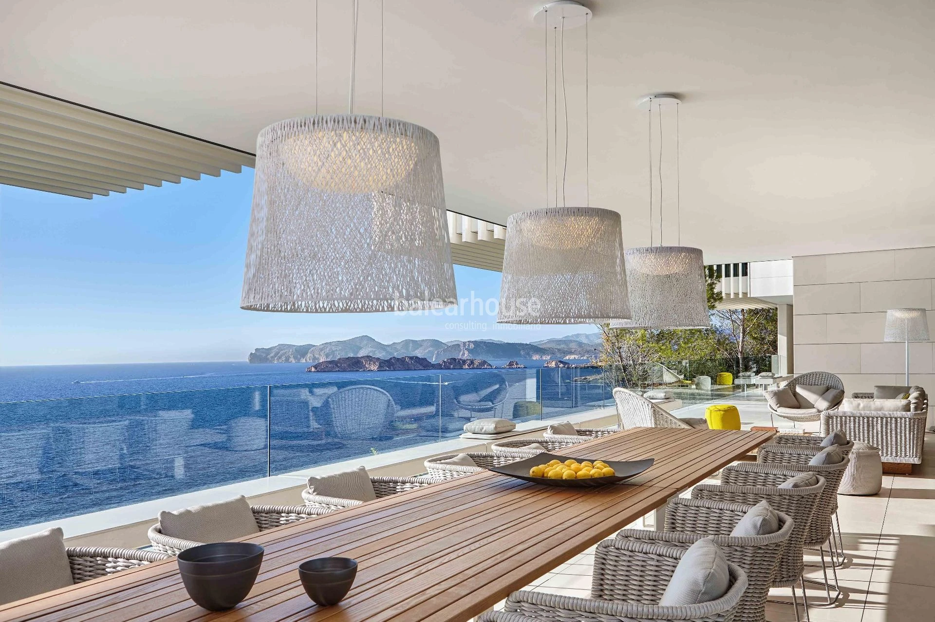 Arquitectura contemporánea en primera línea de Port Adriano con vistas panorámicas al mar