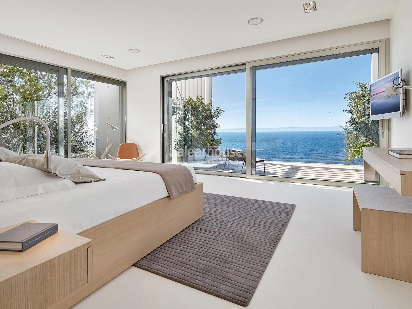 Arquitectura contemporánea en primera línea de Port Adriano con vistas panorámicas al mar