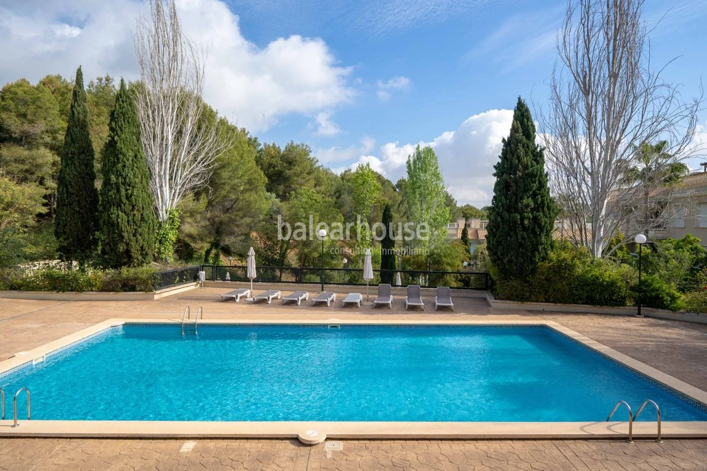 Geräumige Wohnung in einer gepflegten Wohnanlage mit Swimmingpool und Gärten, direkt neben dem schönen Park und der Burg von Bellver
