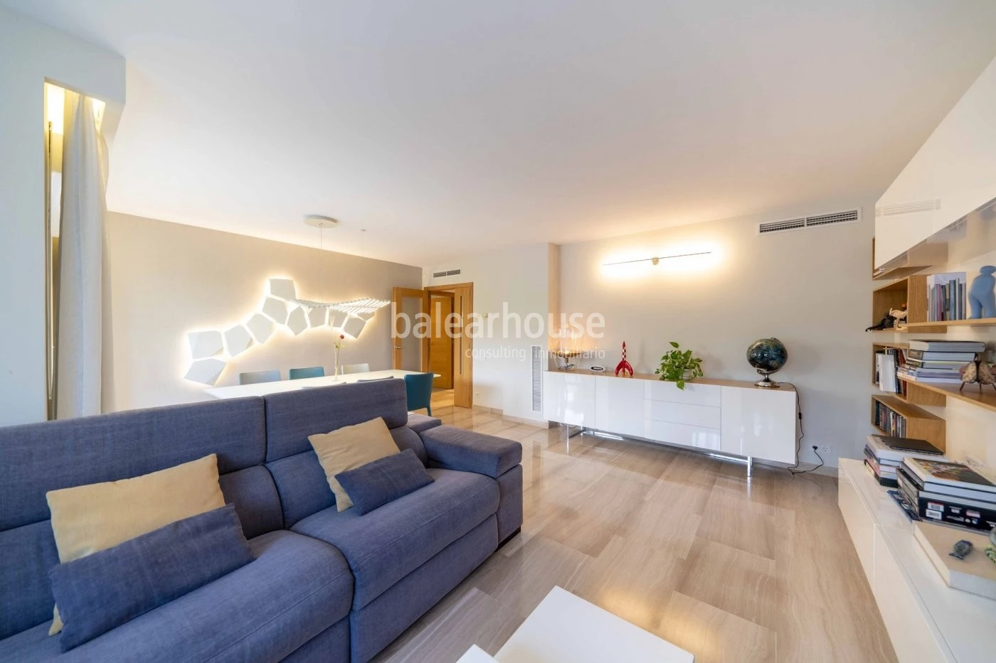 Geräumige Wohnung in einer gepflegten Wohnanlage mit Swimmingpool und Gärten, direkt neben dem schönen Park und der Burg von Bellver