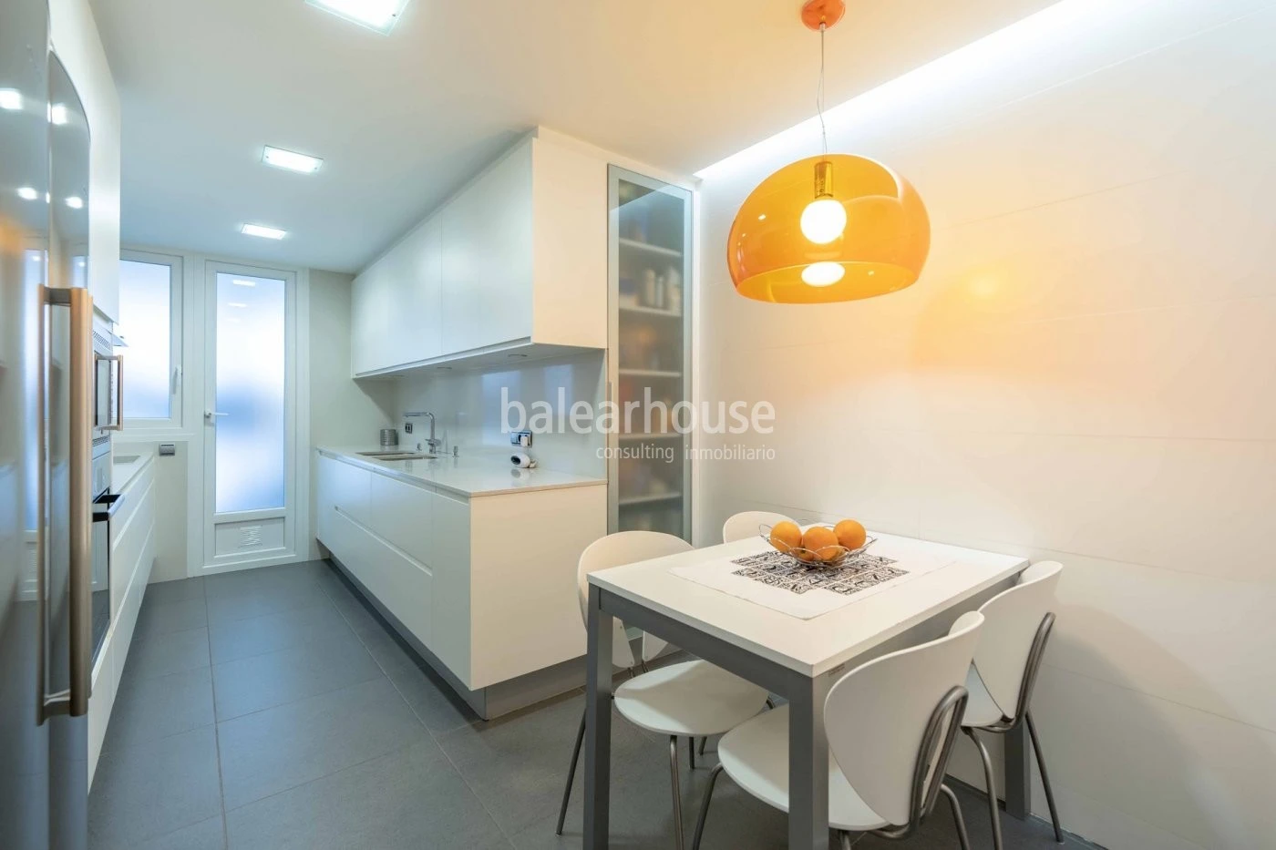 Geräumige Wohnung in einer gepflegten Wohnanlage mit Swimmingpool und Gärten, direkt neben dem schönen Park und der Burg von Bellver