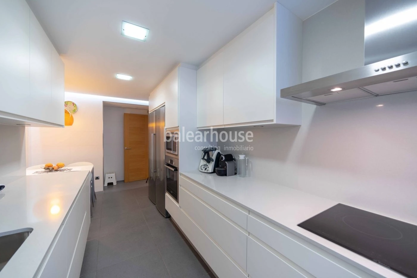 Geräumige Wohnung in einer gepflegten Wohnanlage mit Swimmingpool und Gärten, direkt neben dem schönen Park und der Burg von Bellver