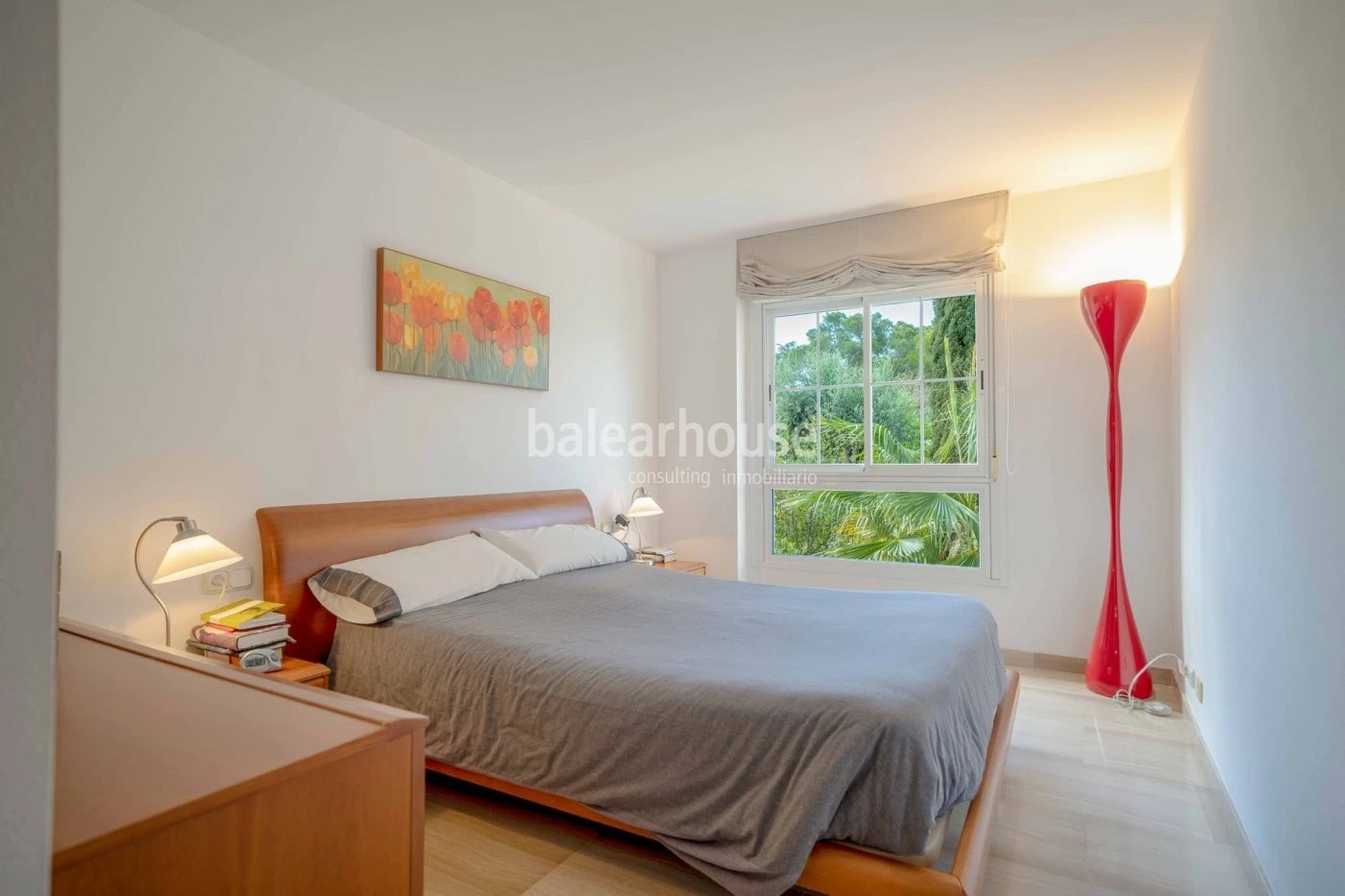 Geräumige Wohnung in einer gepflegten Wohnanlage mit Swimmingpool und Gärten, direkt neben dem schönen Park und der Burg von Bellver