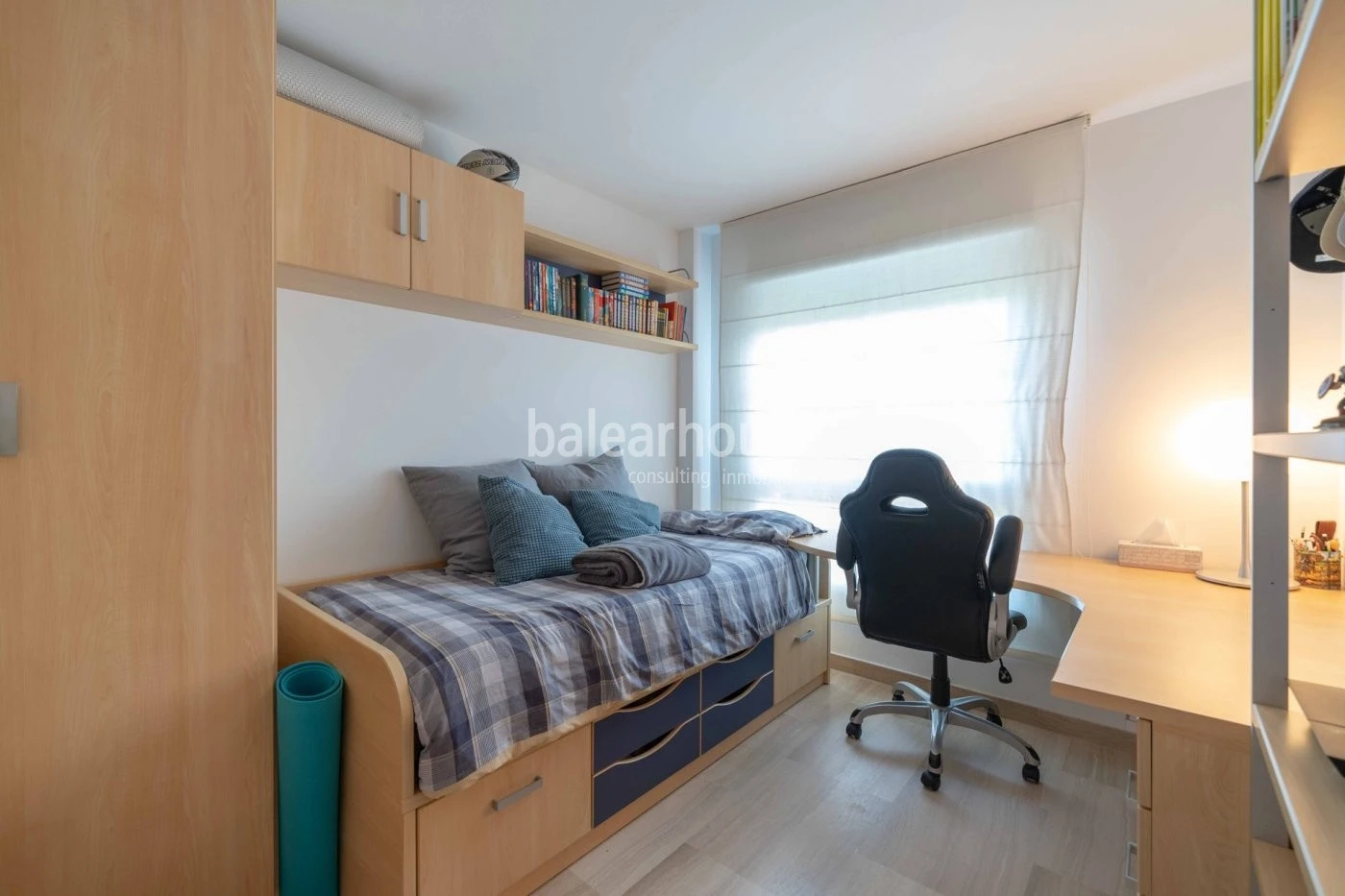 Geräumige Wohnung in einer gepflegten Wohnanlage mit Swimmingpool und Gärten, direkt neben dem schönen Park und der Burg von Bellver