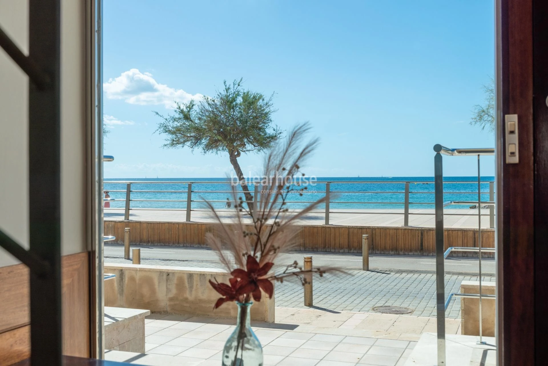 Magnífica casa frente al Mediterráneo con jardín, terraza y altas calidades en el privilegiado paseo del Portixol-Molinar