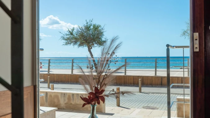 Magnífica casa frente al Mediterráneo con jardín, terraza y altas calidades en el privilegiado paseo del Portixol-Molinar