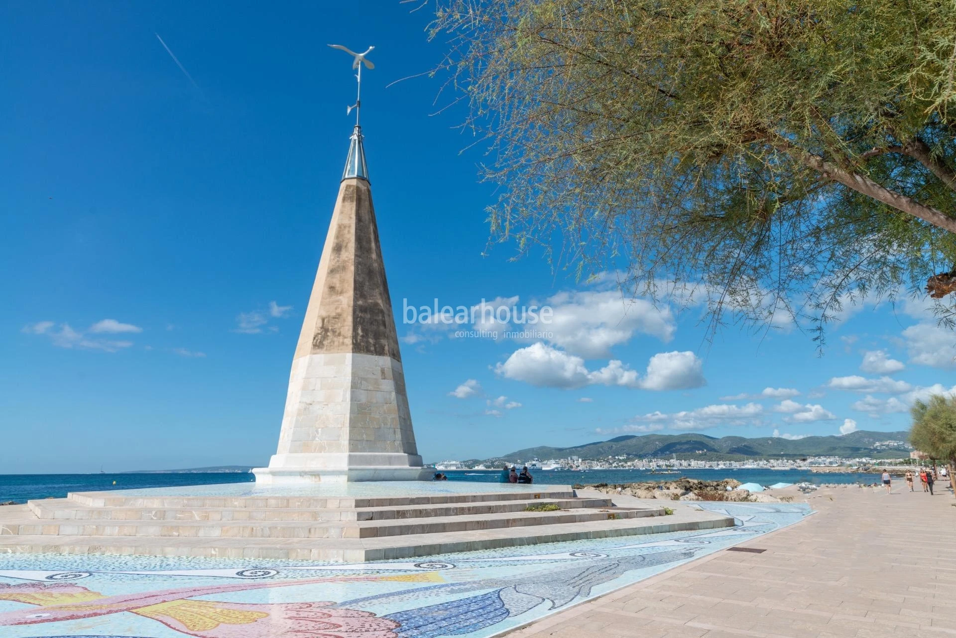 Magnífica casa frente al Mediterráneo con jardín, terraza y altas calidades en el privilegiado paseo del Portixol-Molinar