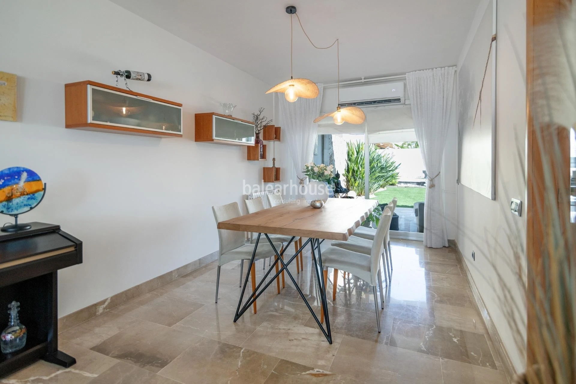 Magnífica casa frente al Mediterráneo con jardín, terraza y altas calidades en el privilegiado paseo del Portixol-Molinar