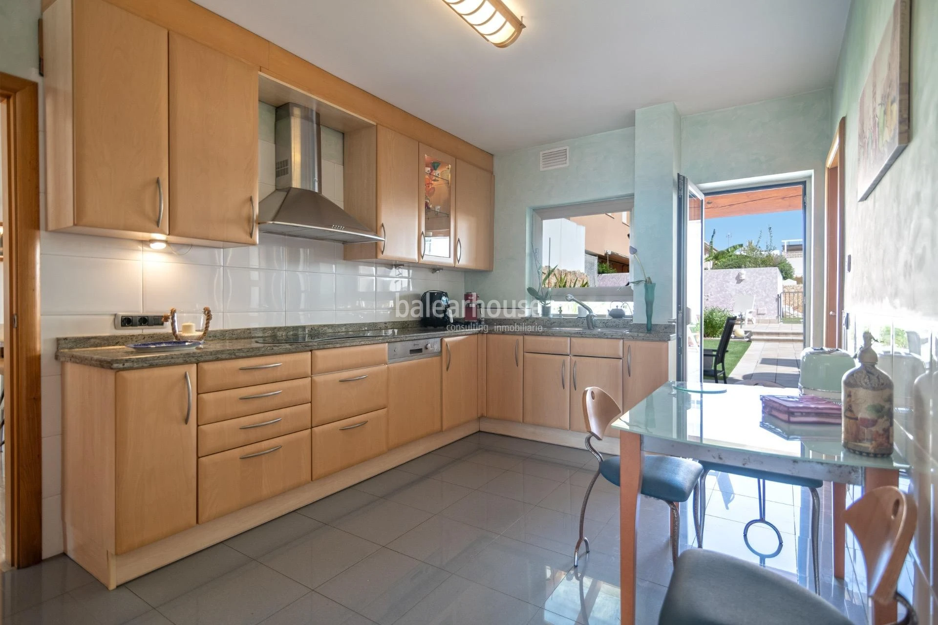 Magnífica casa frente al Mediterráneo con jardín, terraza y altas calidades en el privilegiado paseo del Portixol-Molinar