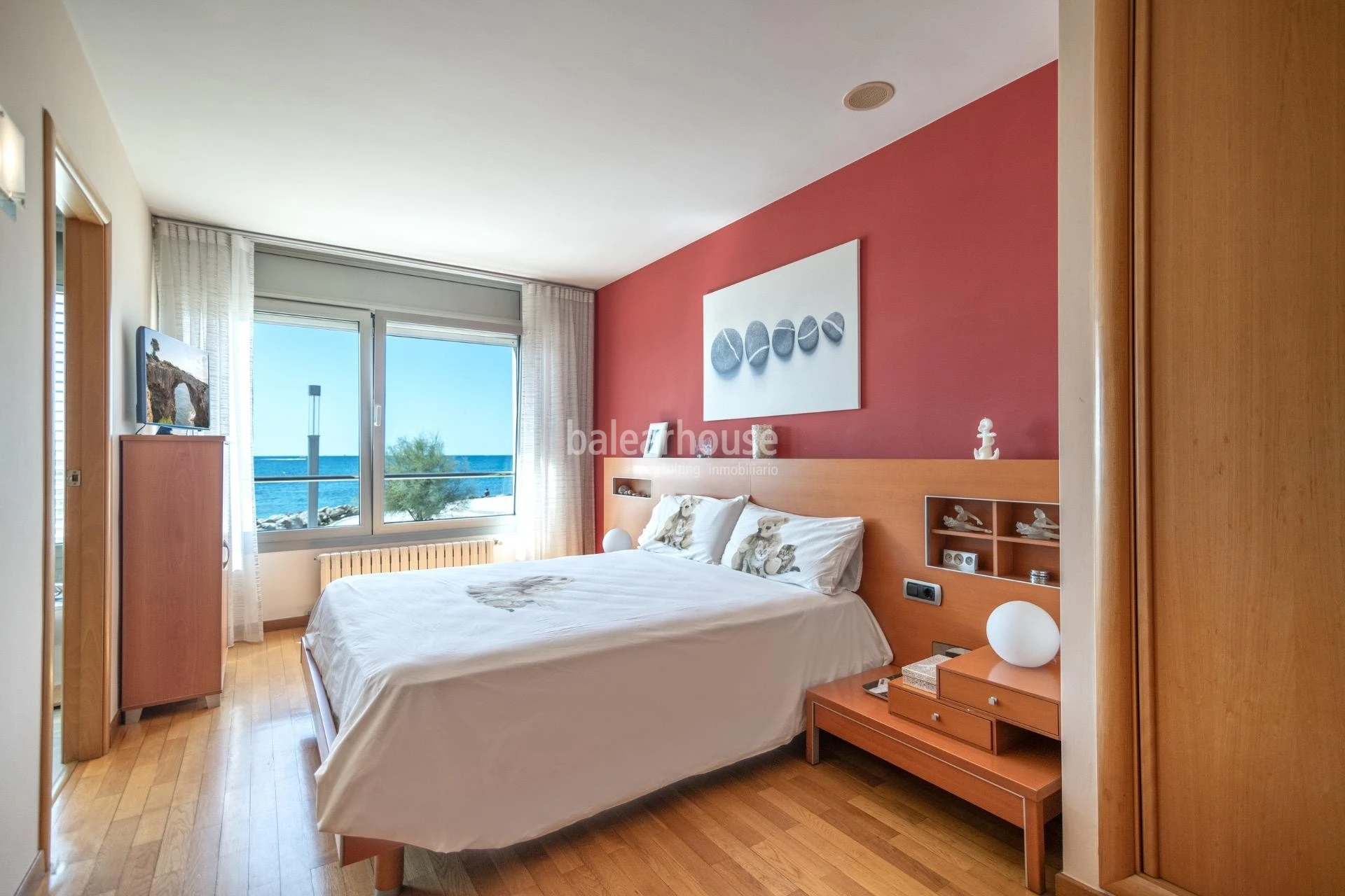 Magnífica casa frente al Mediterráneo con jardín, terraza y altas calidades en el privilegiado paseo del Portixol-Molinar