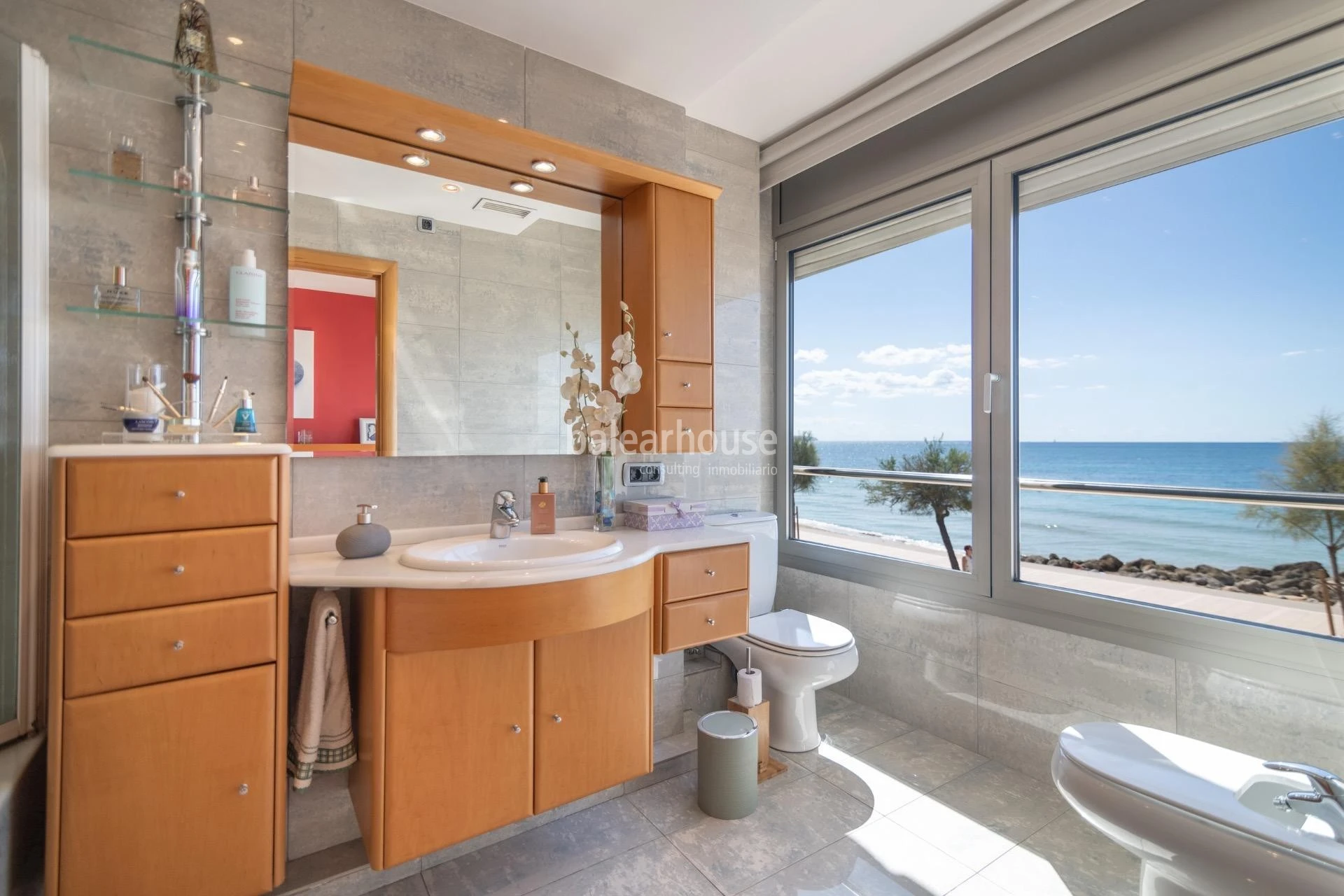 Magnífica casa frente al Mediterráneo con jardín, terraza y altas calidades en el privilegiado paseo del Portixol-Molinar