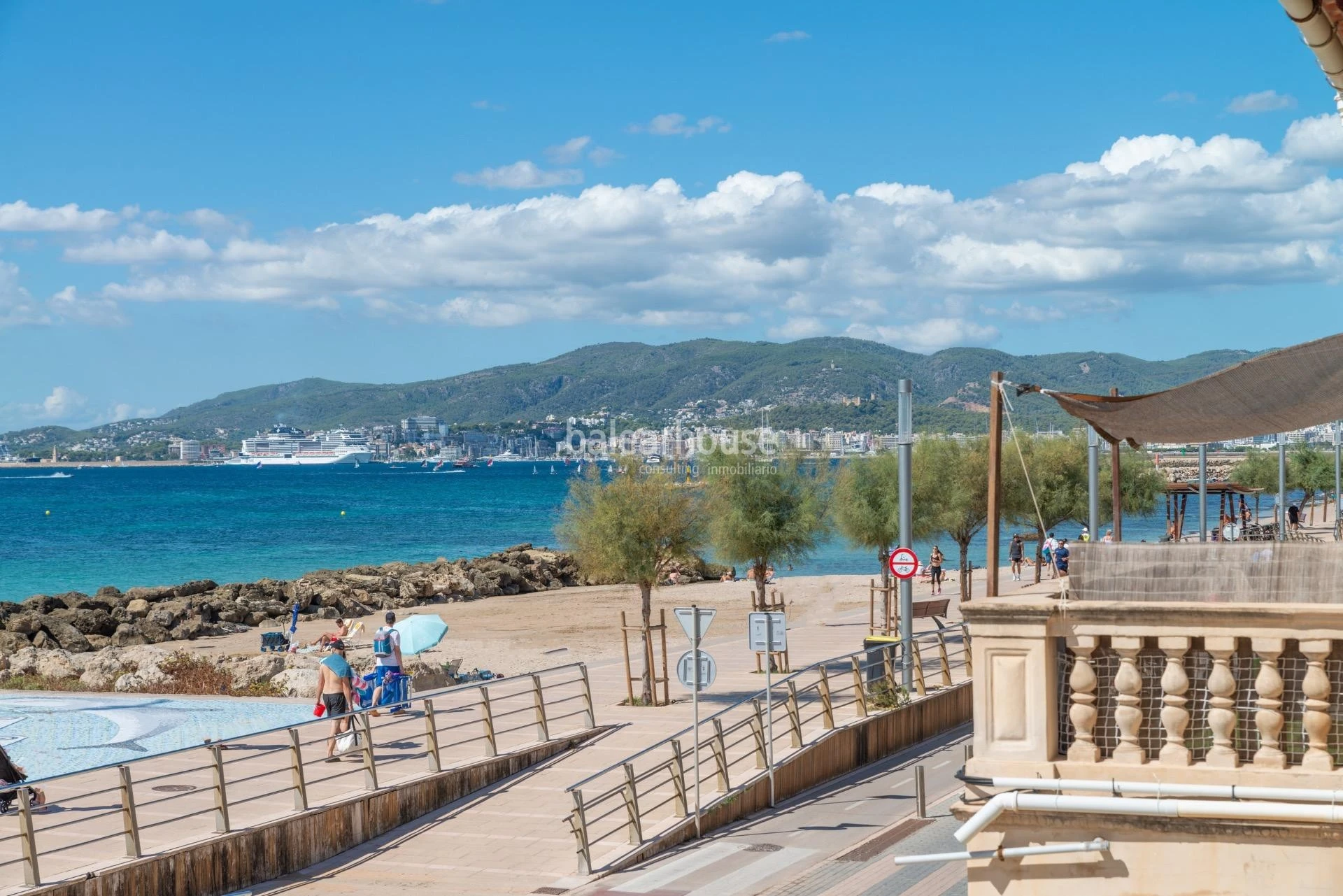 Magnífica casa frente al Mediterráneo con jardín, terraza y altas calidades en el privilegiado paseo del Portixol-Molinar