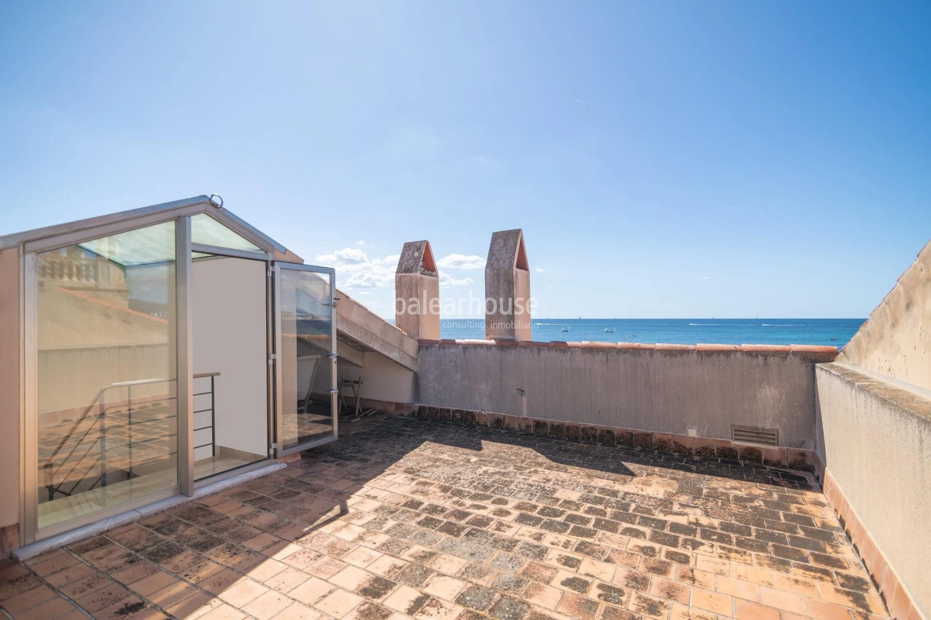 Magnífica casa frente al Mediterráneo con jardín, terraza y altas calidades en el privilegiado paseo del Portixol-Molinar
