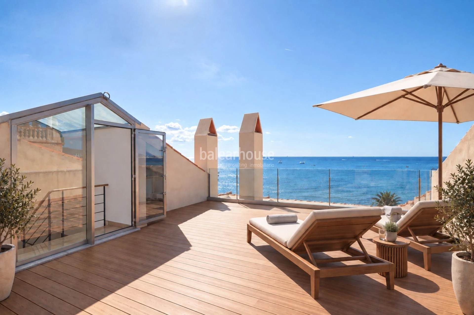 Magnífica casa frente al Mediterráneo con jardín, terraza y altas calidades en el privilegiado paseo del Portixol-Molinar