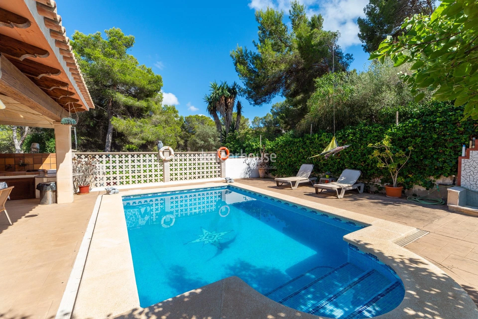 Bonito chalet con gran área de jardín, piscina y vistas despejadas a la montaña en Santa Ponsa