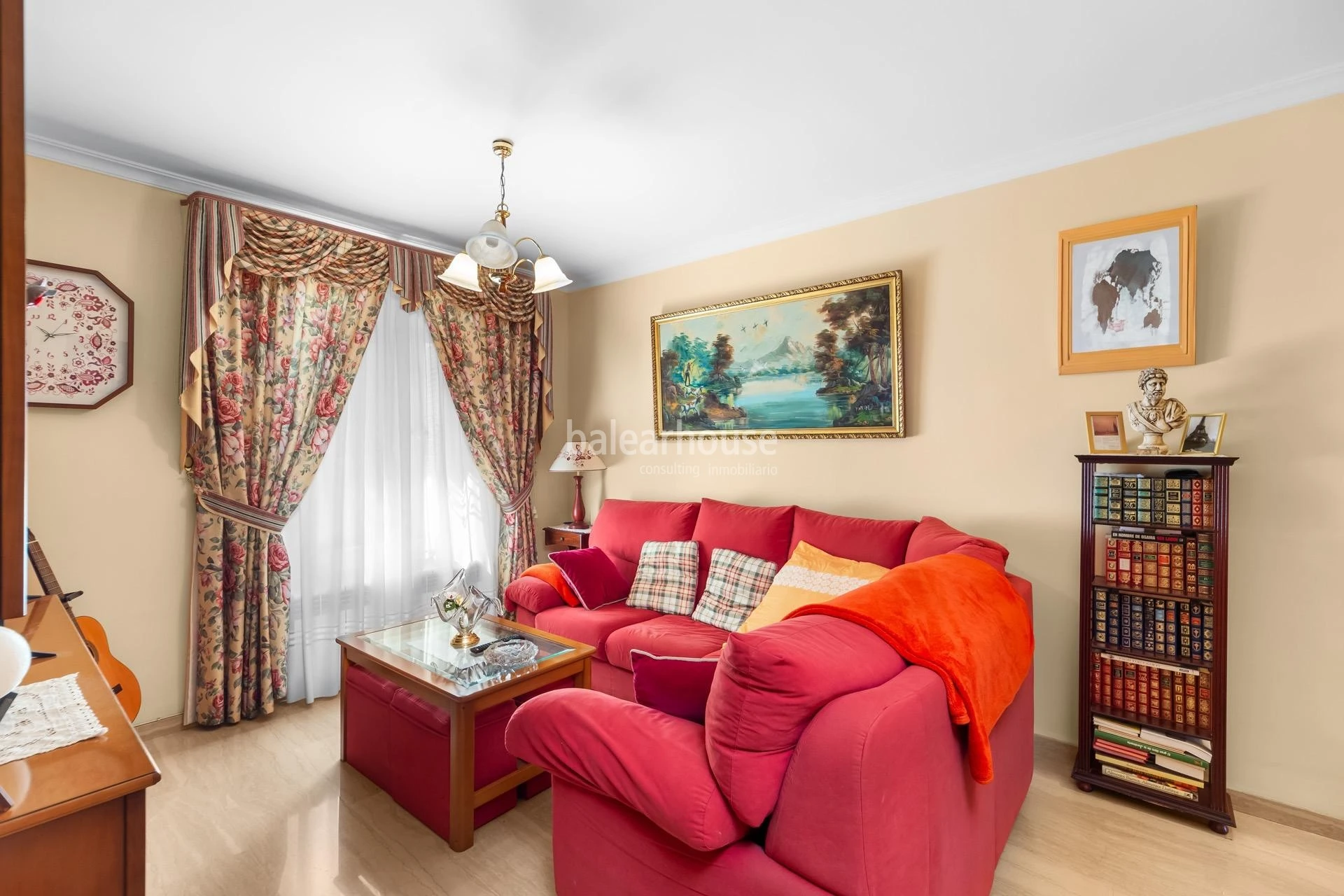 Bonito chalet con gran área de jardín, piscina y vistas despejadas a la montaña en Santa Ponsa