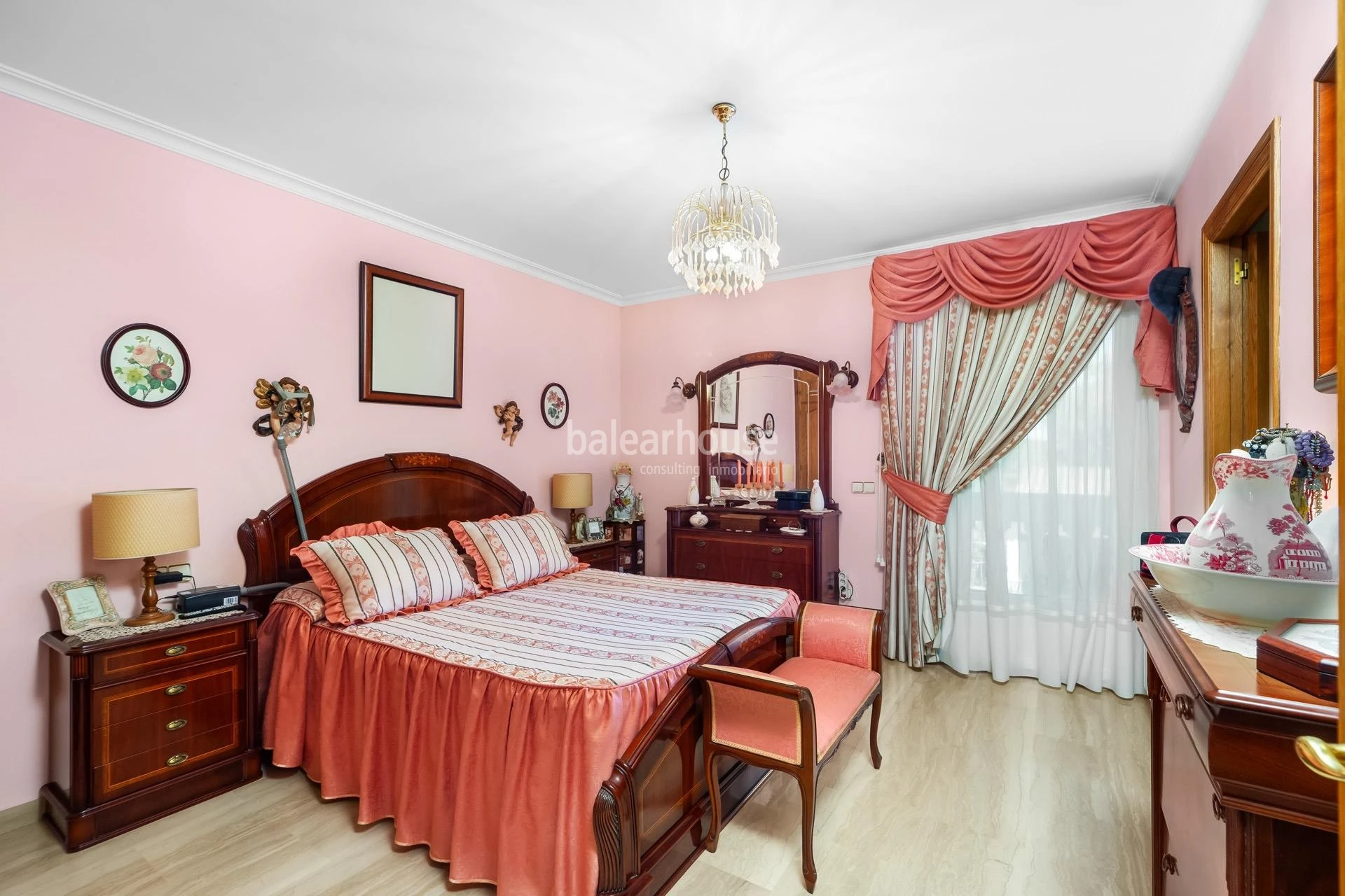 Bonito chalet con gran área de jardín, piscina y vistas despejadas a la montaña en Santa Ponsa