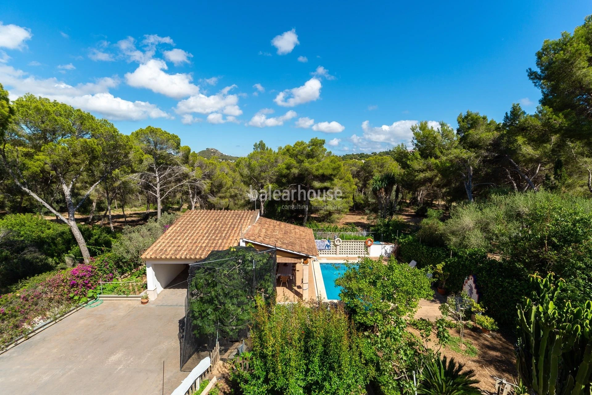 Bonito chalet con gran área de jardín, piscina y vistas despejadas a la montaña en Santa Ponsa